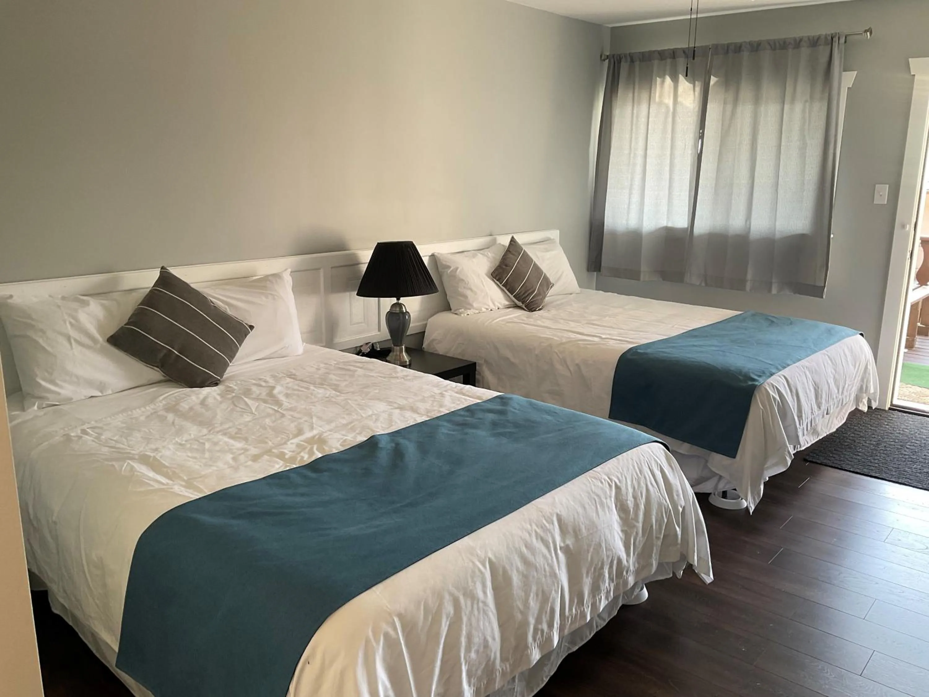 Photo of the whole room, Bed in Celadon Lodge