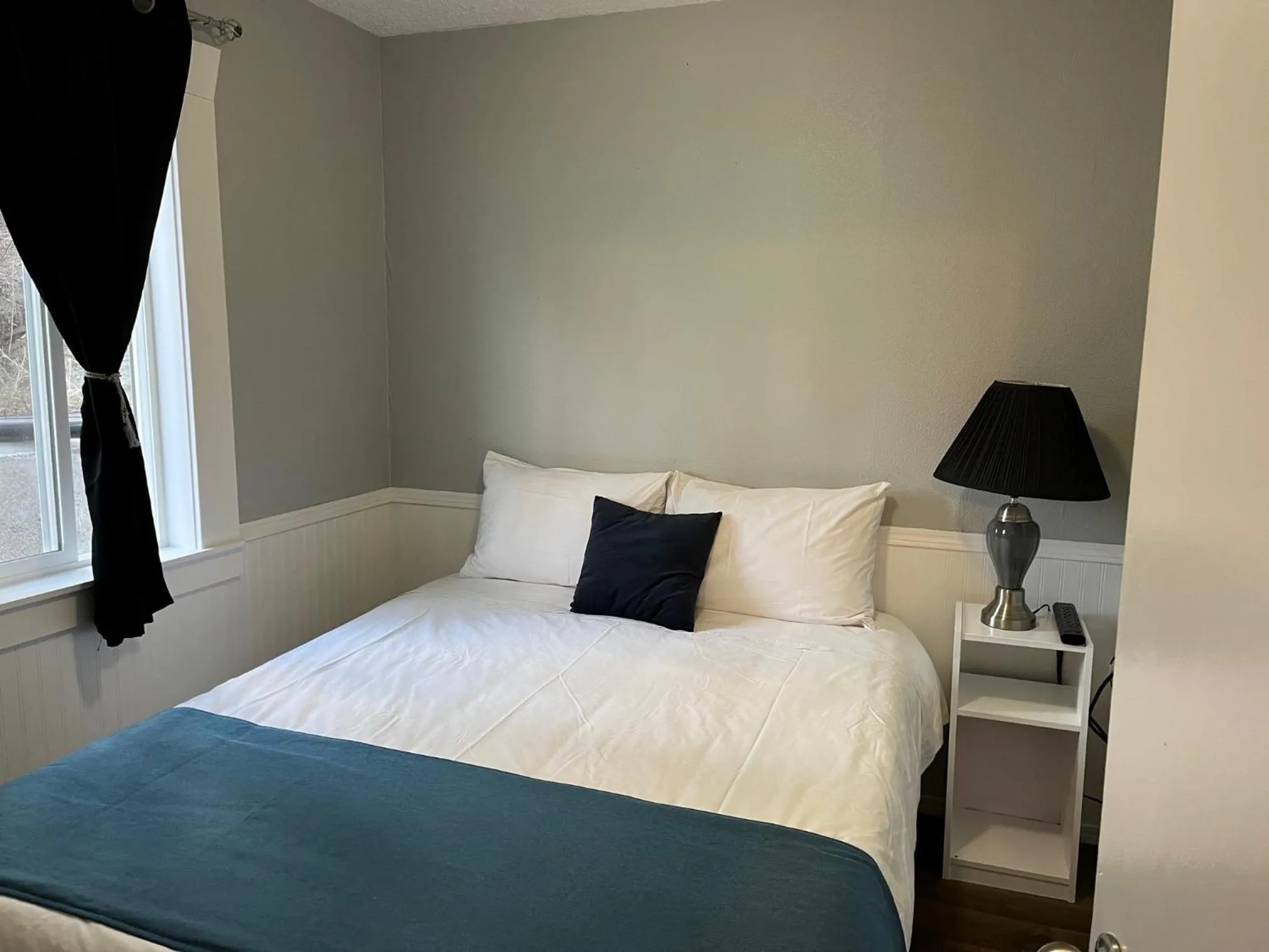 Bedroom, Bed in Celadon Lodge