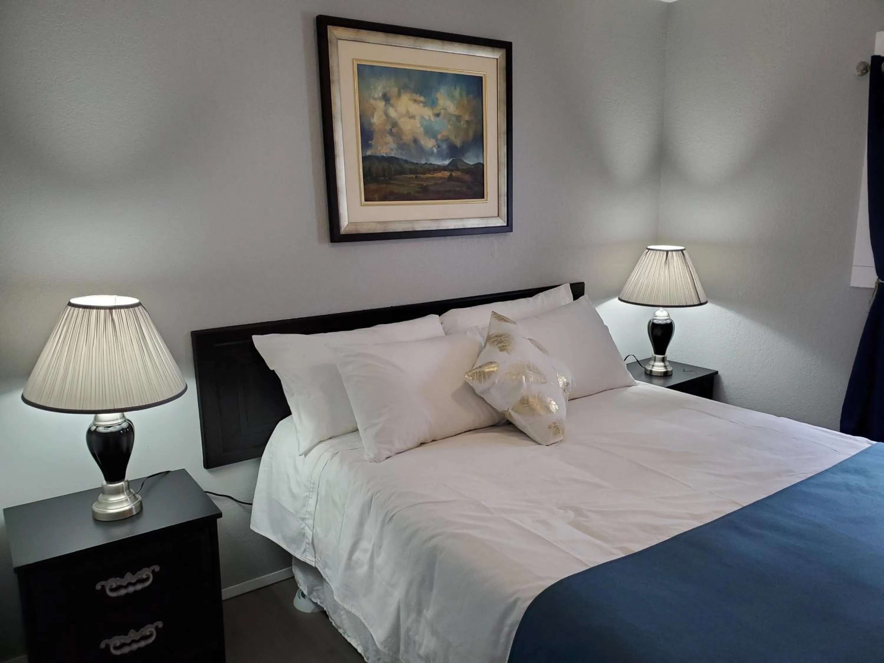 Bedroom, Bed in Celadon Lodge