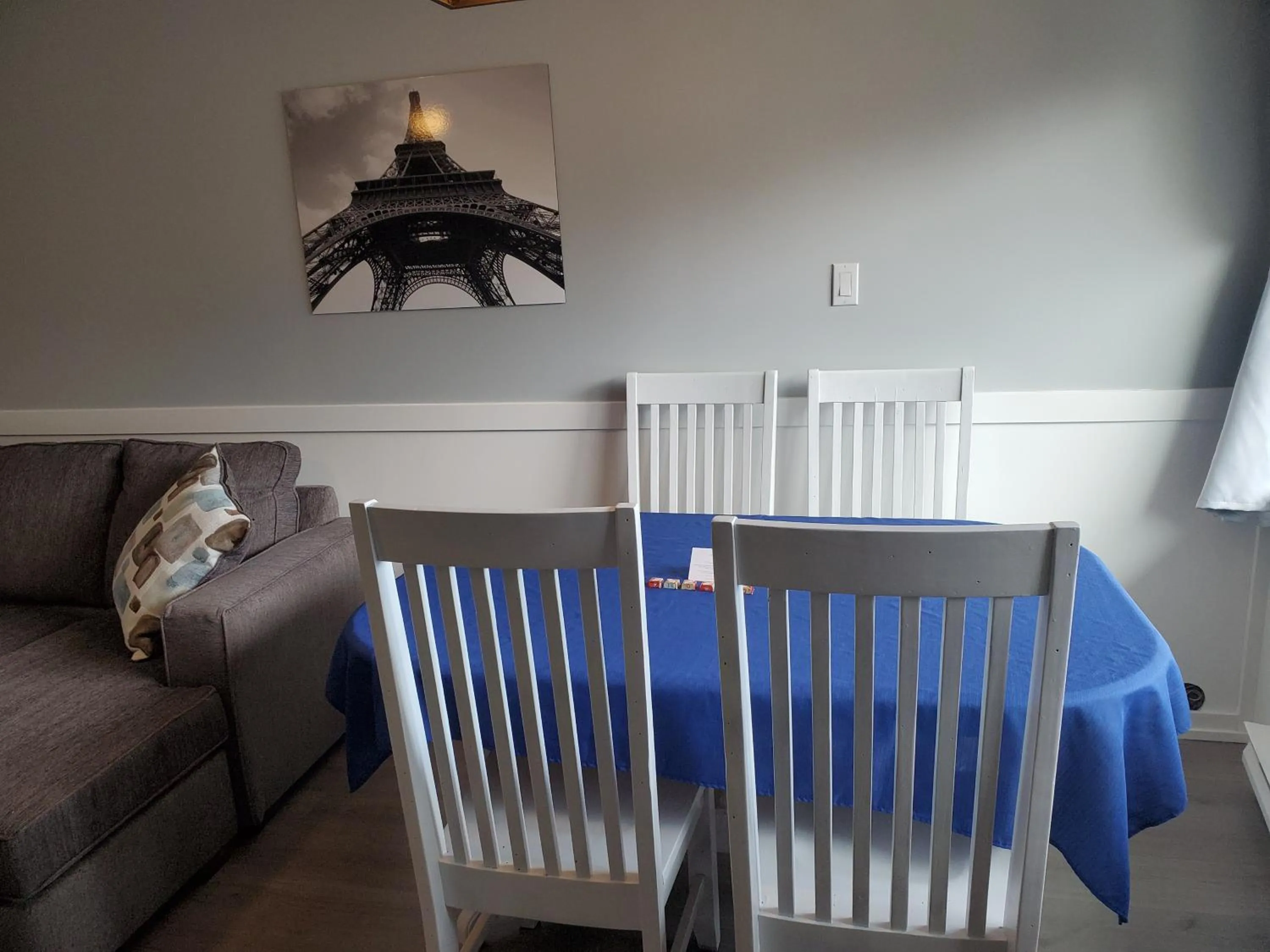 Dining area, Bed in Celadon Lodge