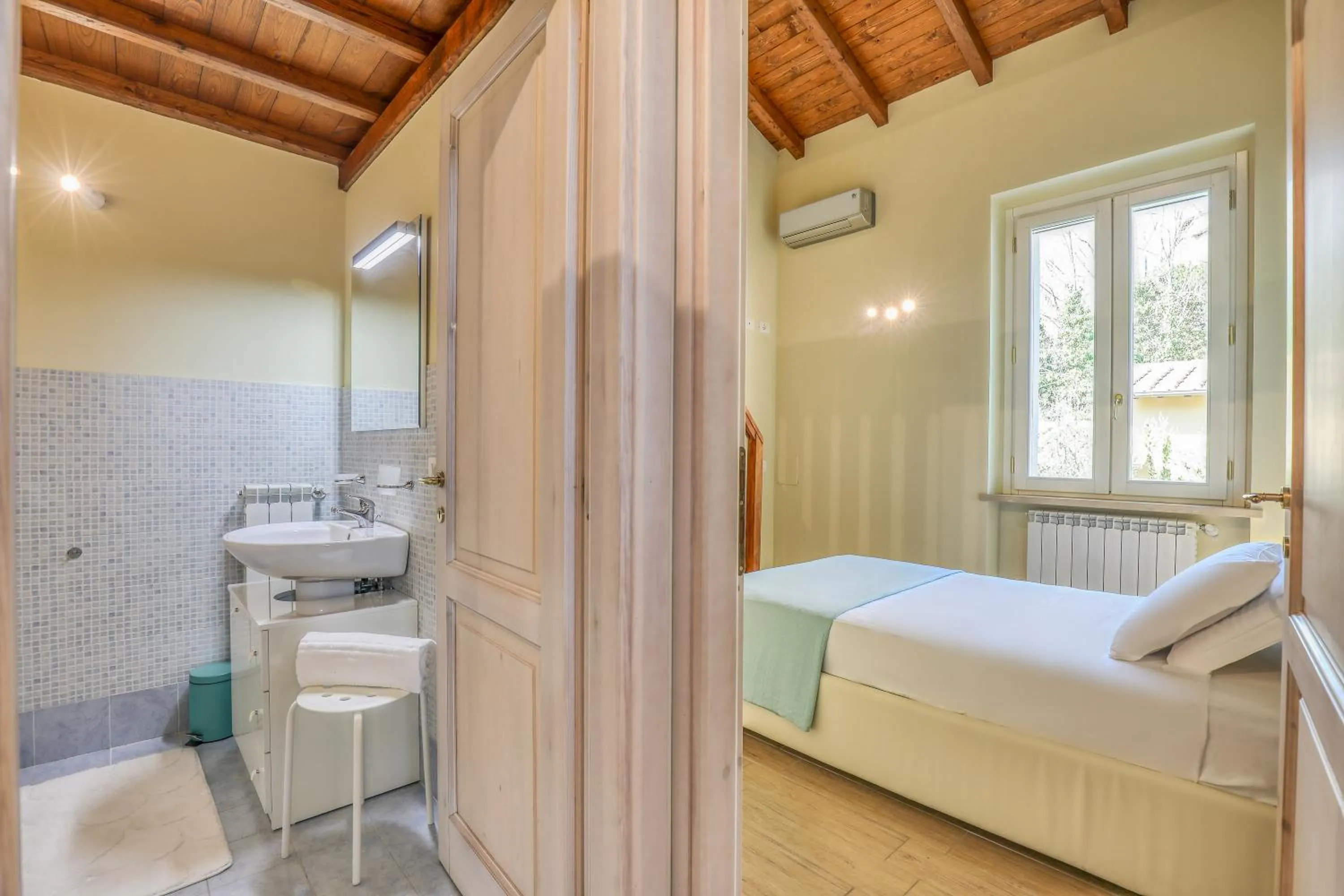 Bathroom, Bed in Residence Viviverde