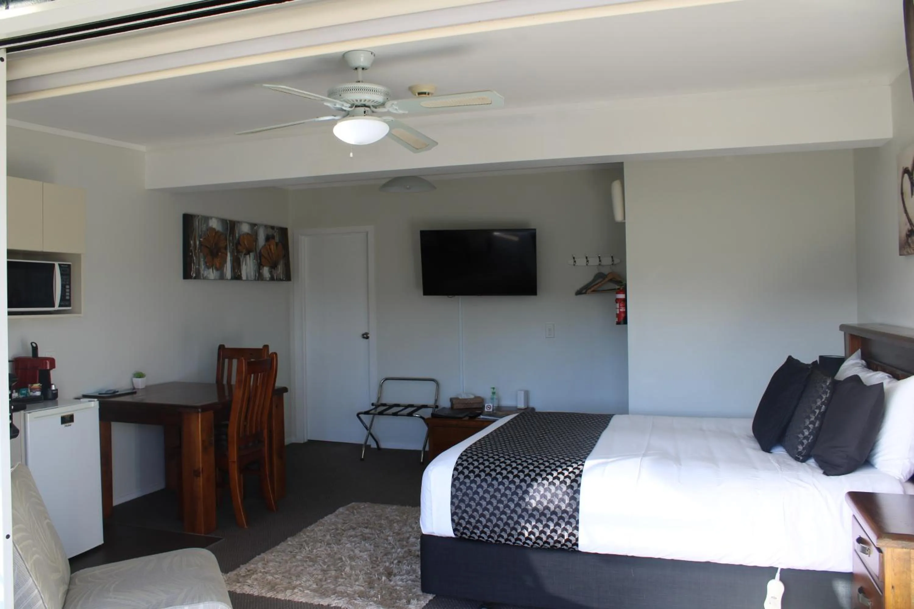 Photo of the whole room, Bed in Coromandel Seaview Motel
