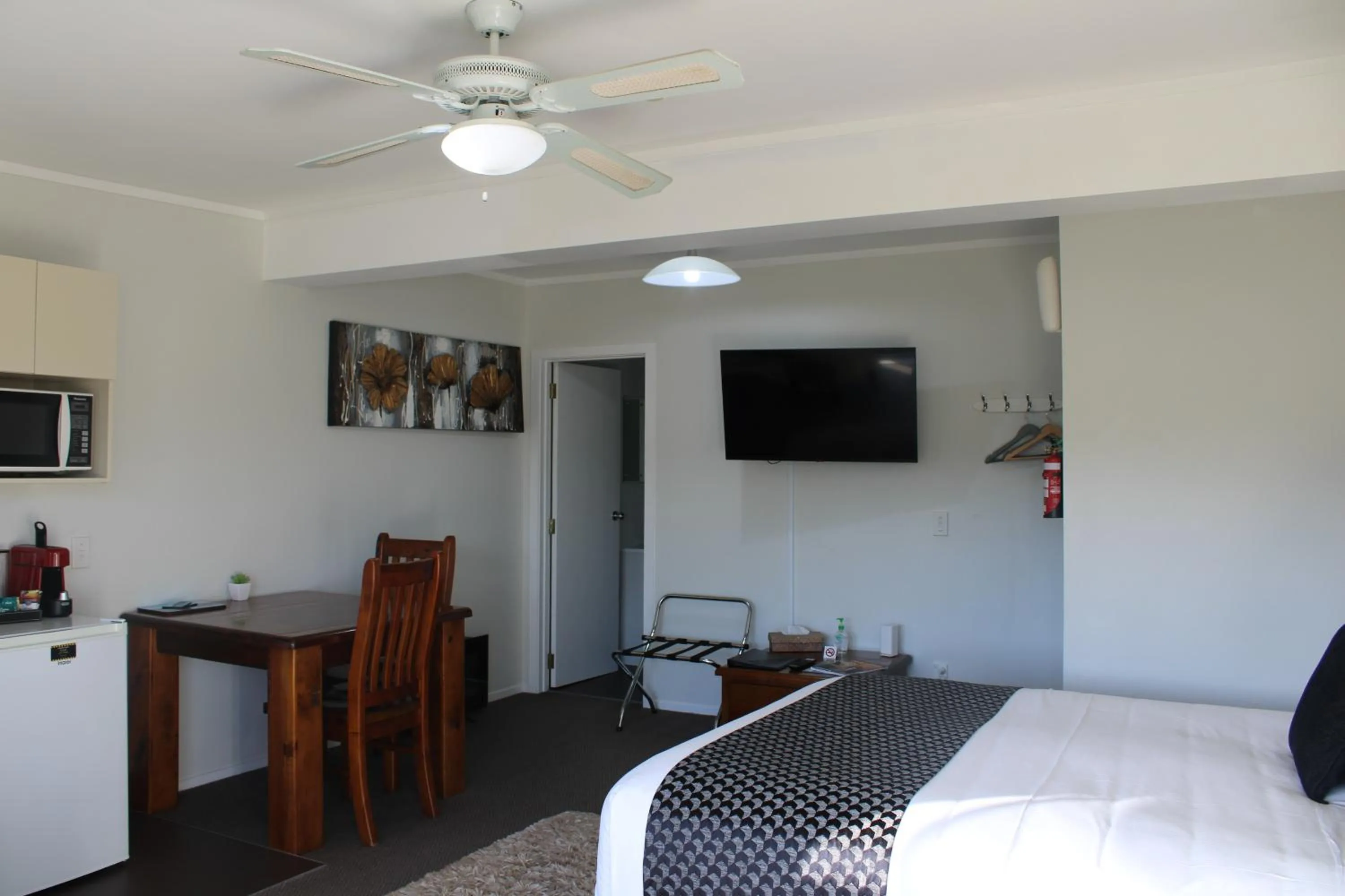 Photo of the whole room, Bed in Coromandel Seaview Motel