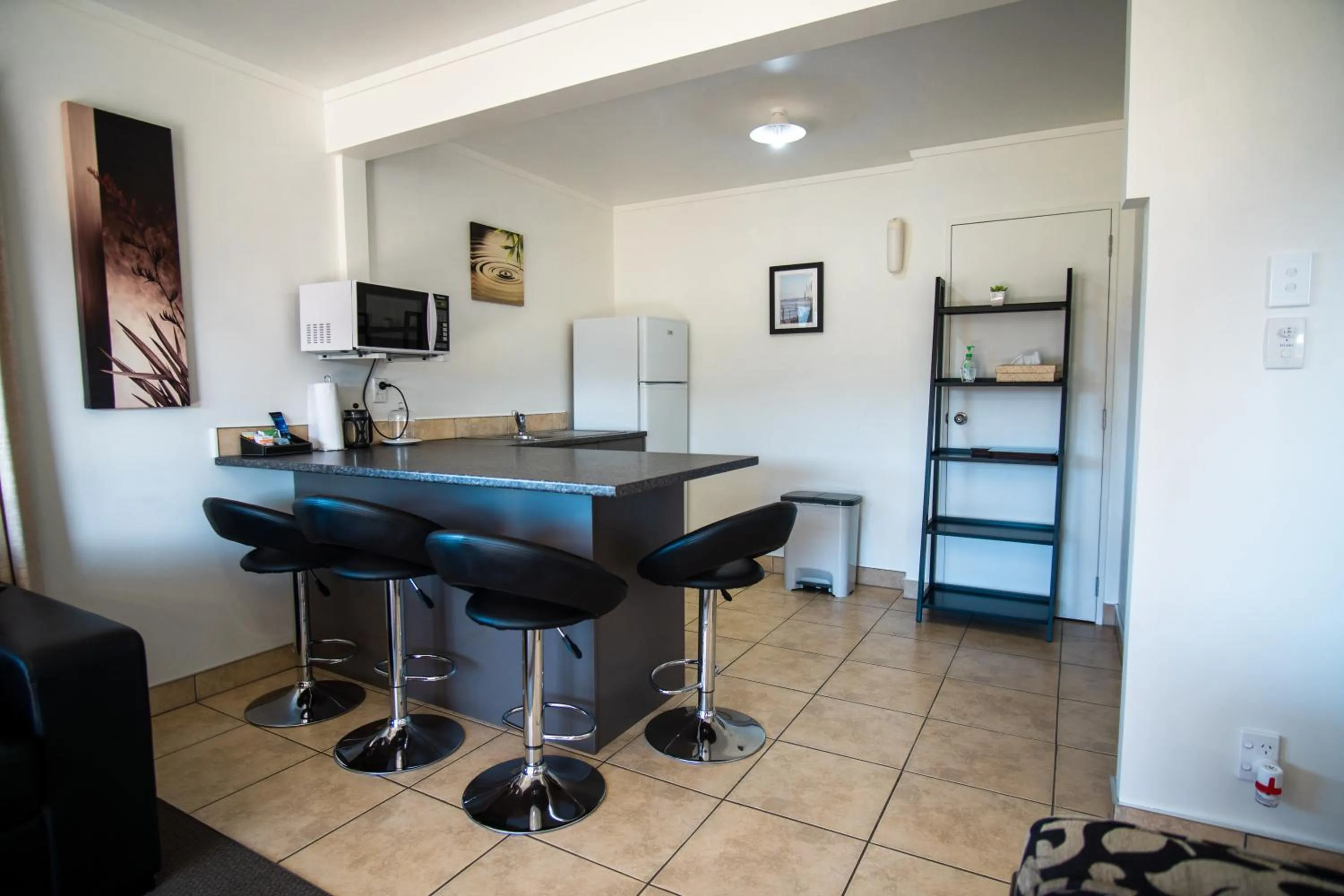 Kitchen or kitchenette in Coromandel Seaview Motel
