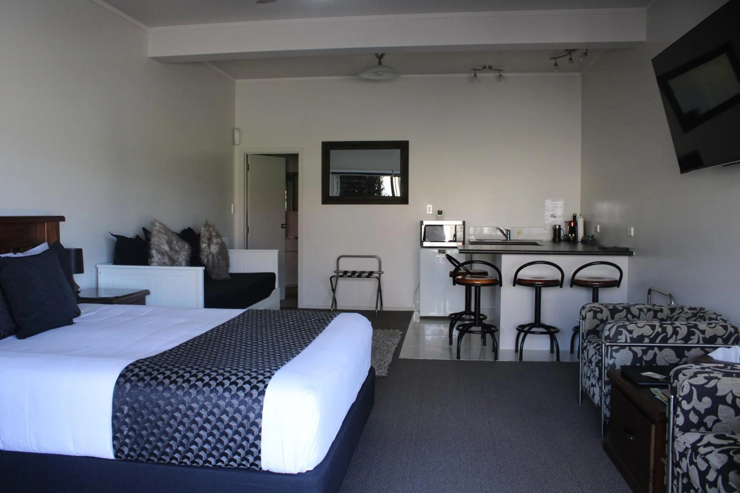 Photo of the whole room, Bed in Coromandel Seaview Motel