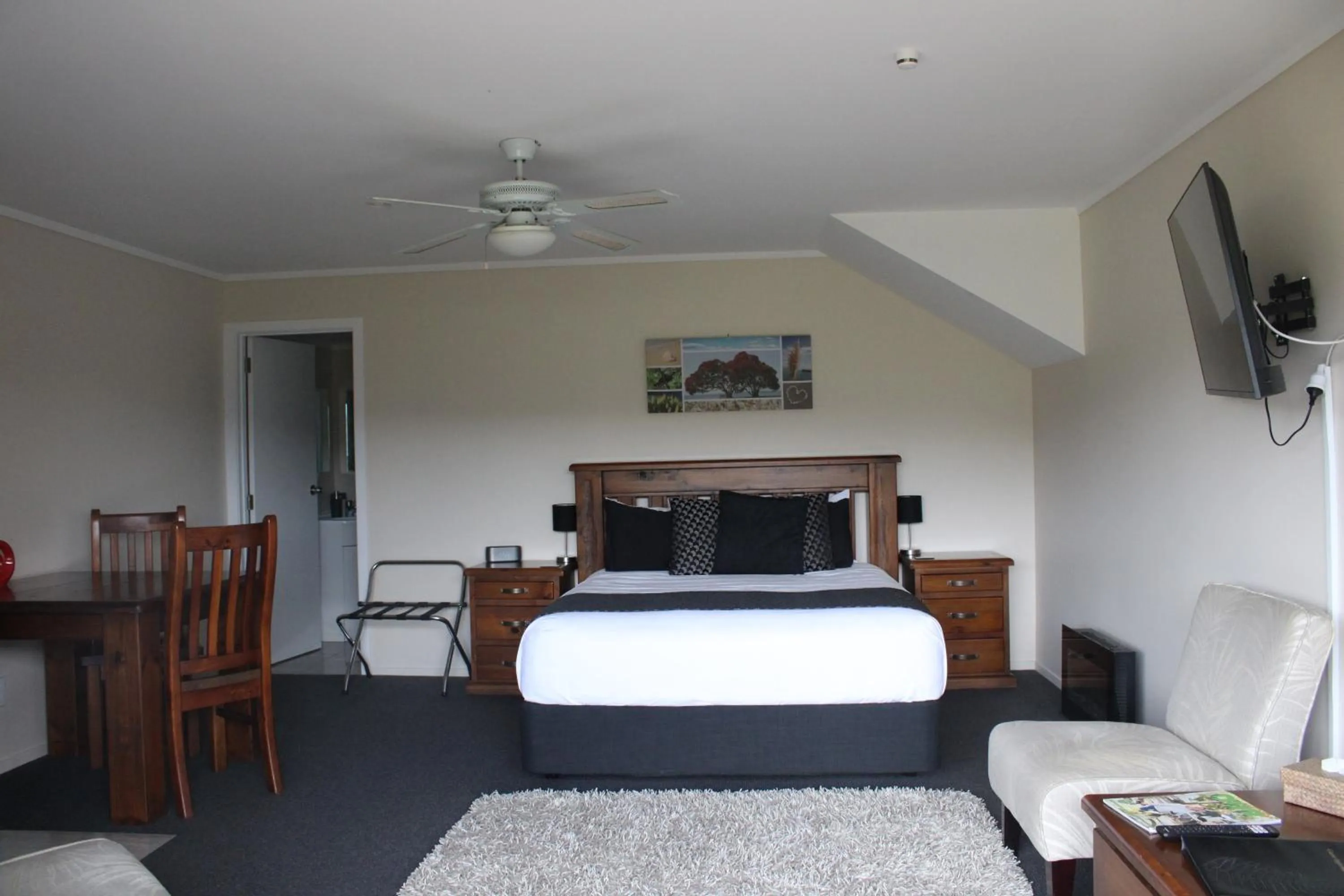 Photo of the whole room, Bed in Coromandel Seaview Motel
