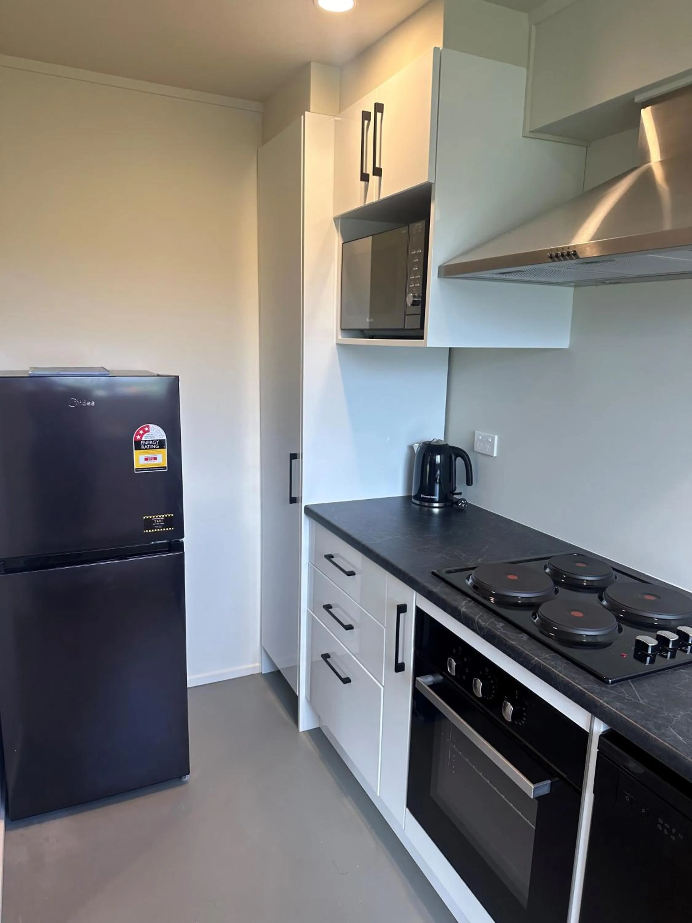 Kitchen or kitchenette in Coromandel Seaview Motel