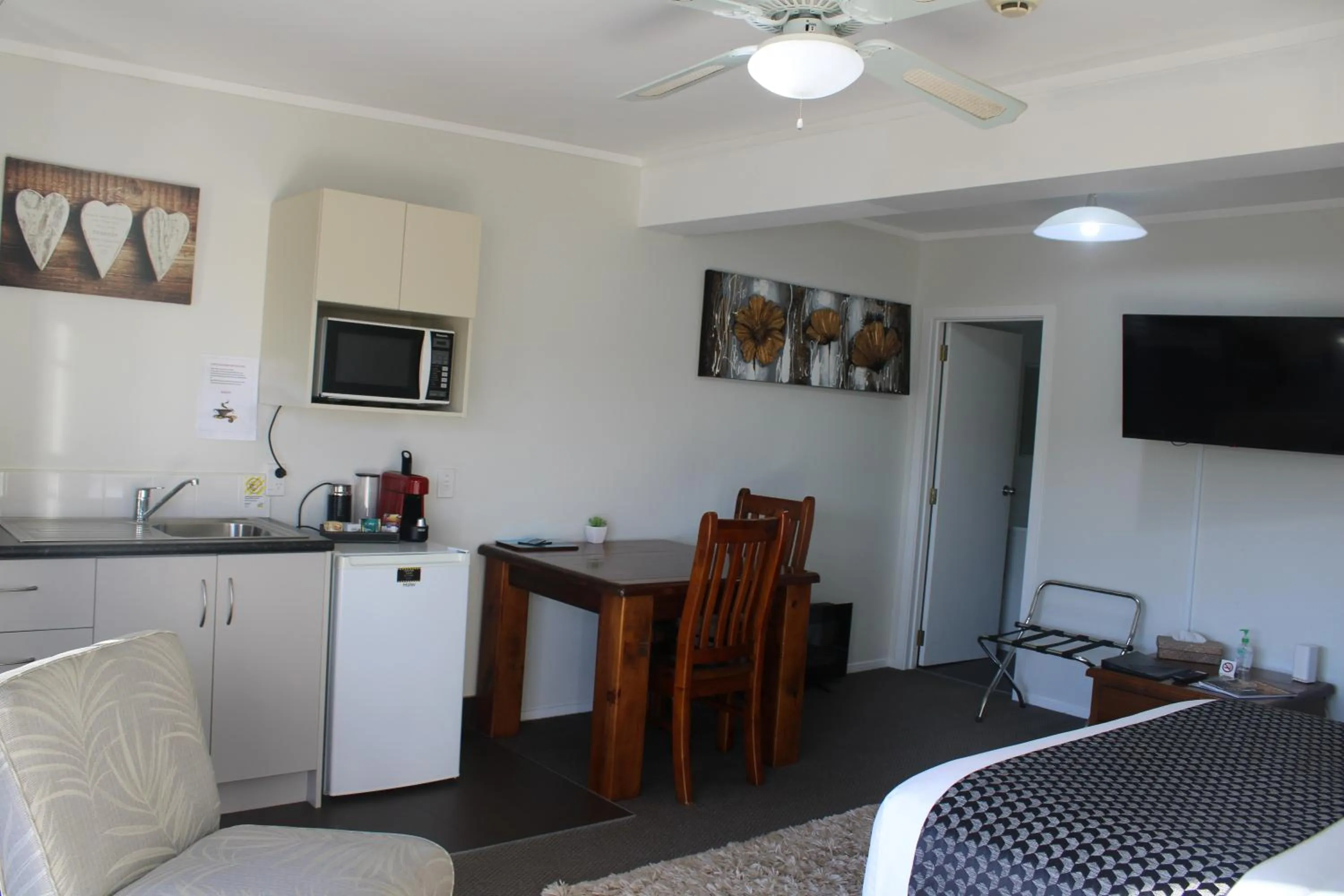 Kitchen or kitchenette in Coromandel Seaview Motel