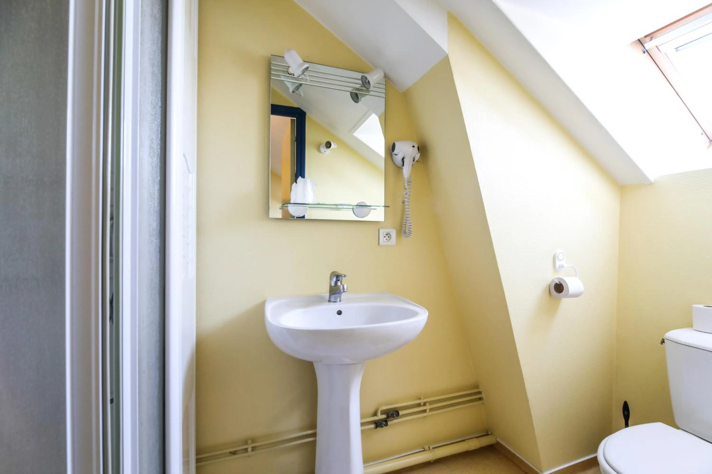 Bathroom in Montdidier Hôtel