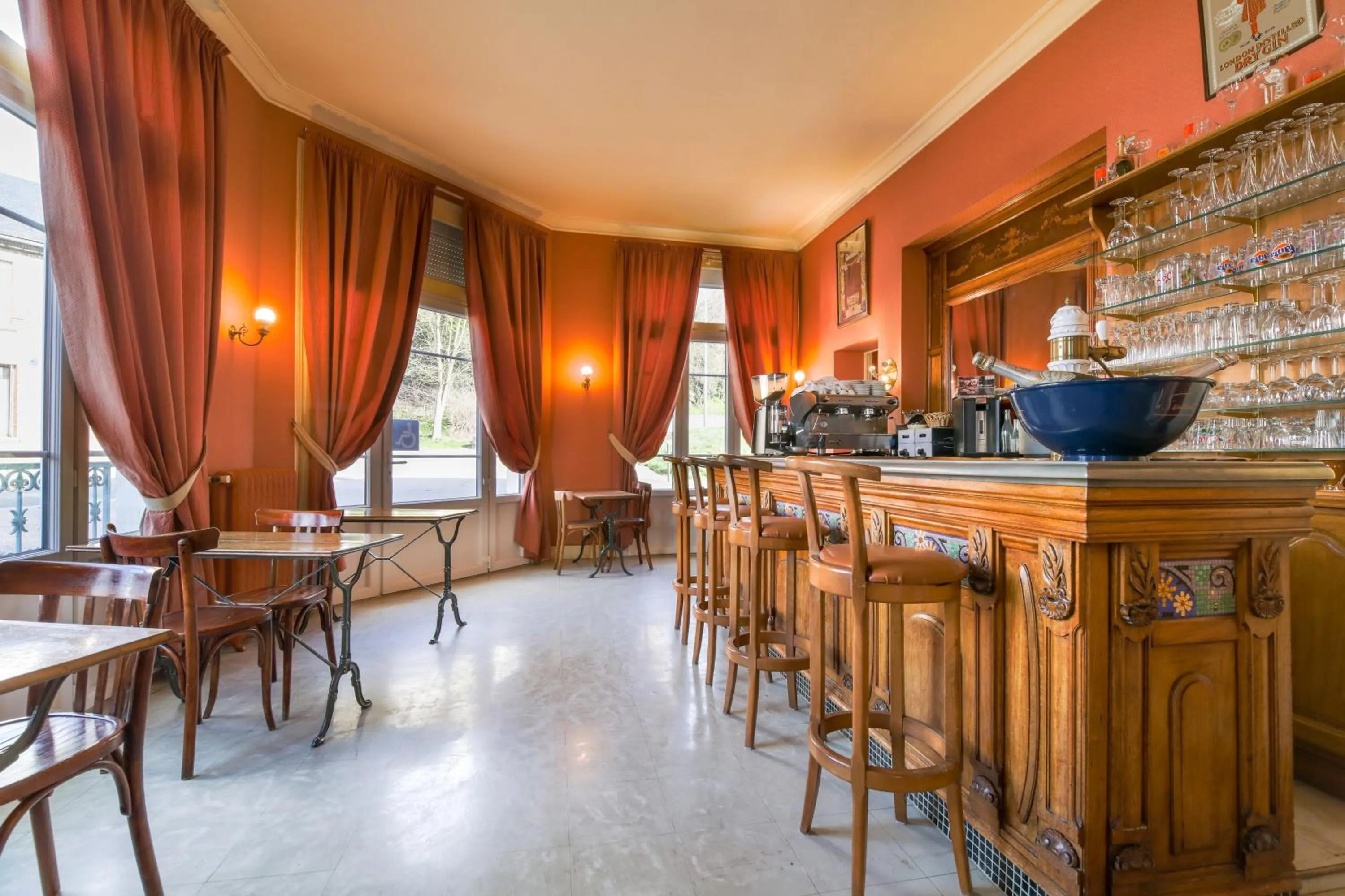 Lounge or bar in Montdidier Hôtel