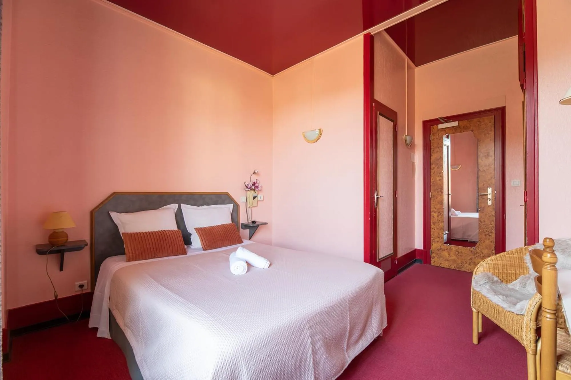 Bedroom in Montdidier Hôtel