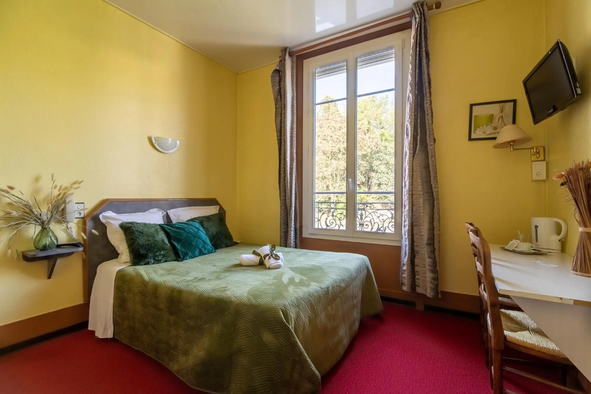 Bedroom in Montdidier Hôtel