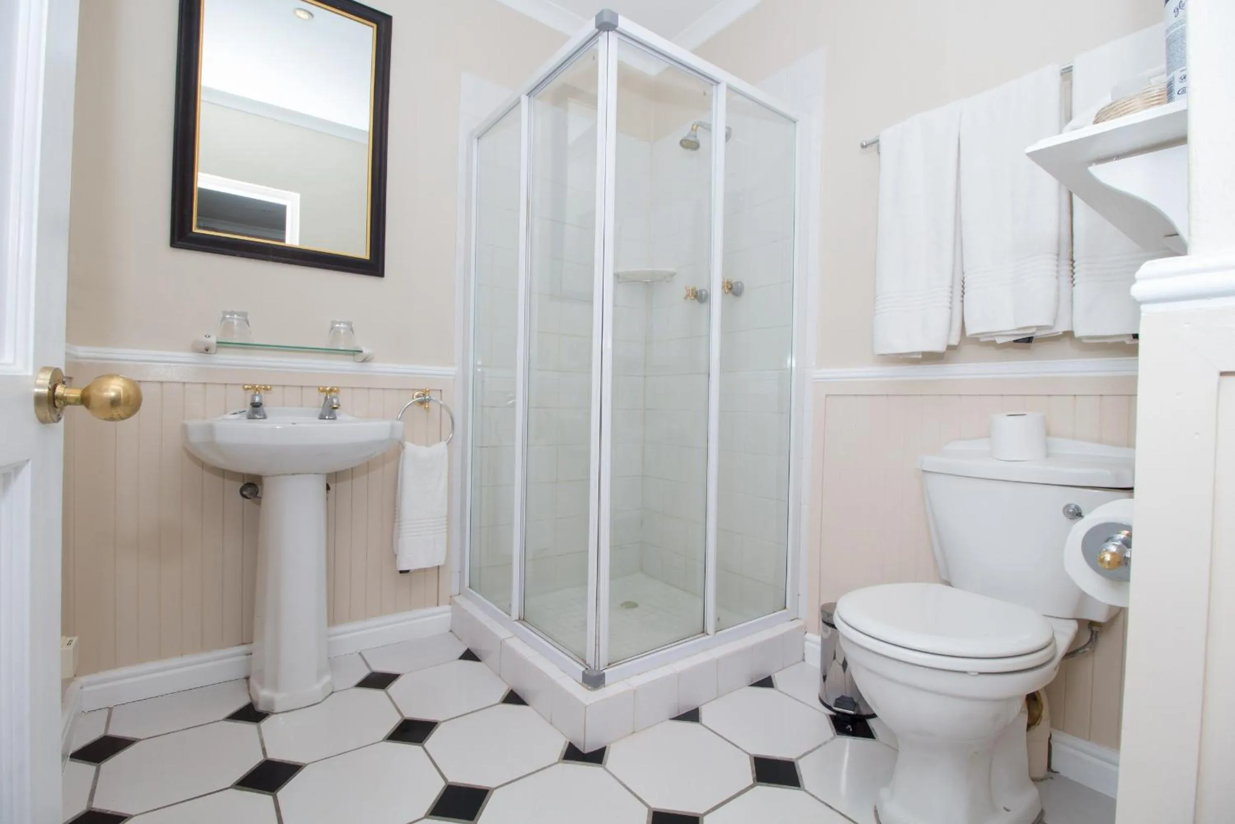 Shower in Pontac Manor Hotel & Restaurant