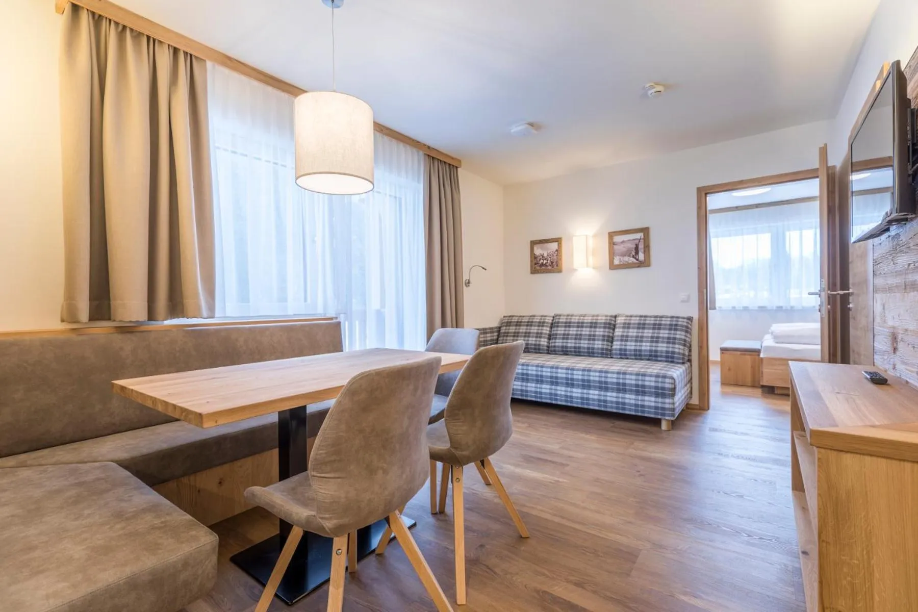 Dining area in OFENTÜRL alpine living