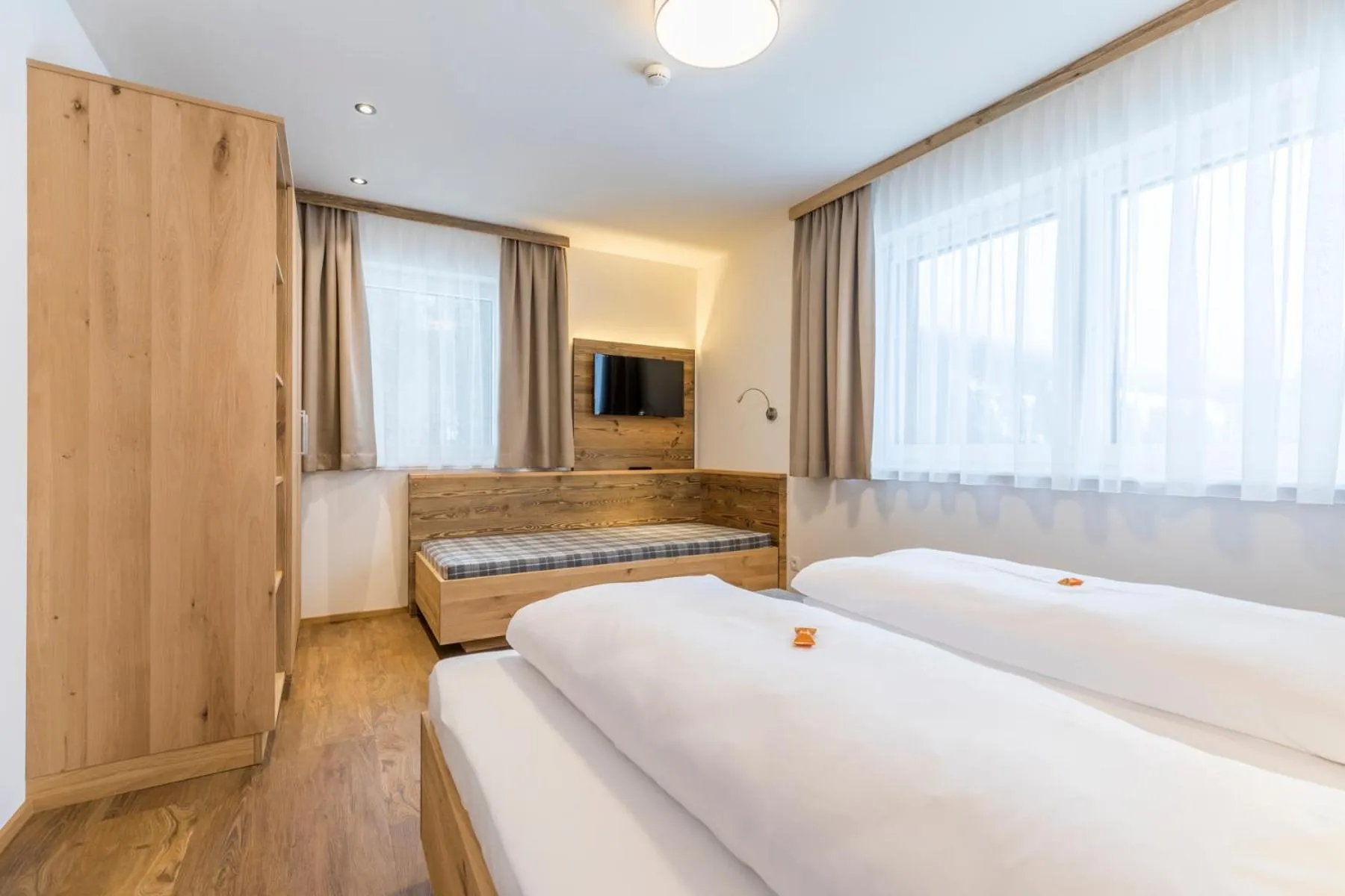 Photo of the whole room, Bed in OFENTÜRL alpine living