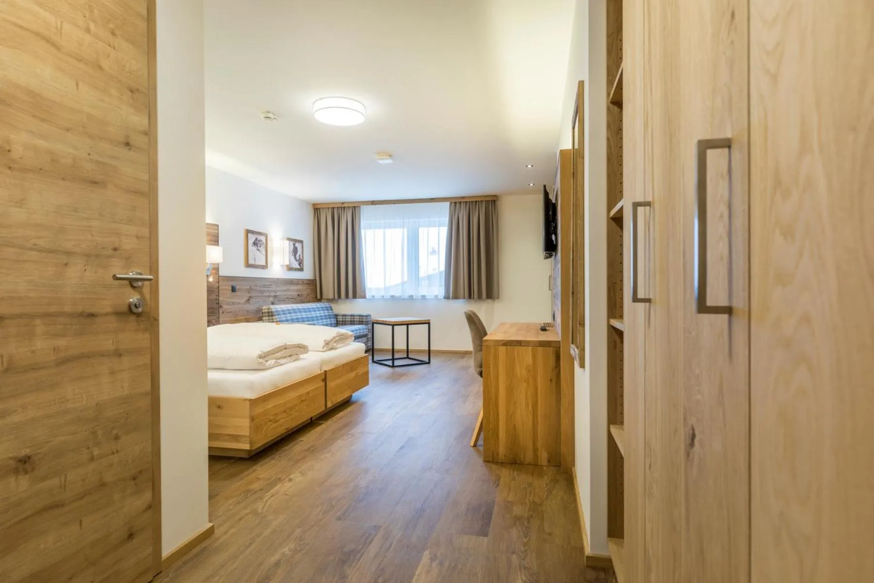 Photo of the whole room, Bed in OFENTÜRL alpine living