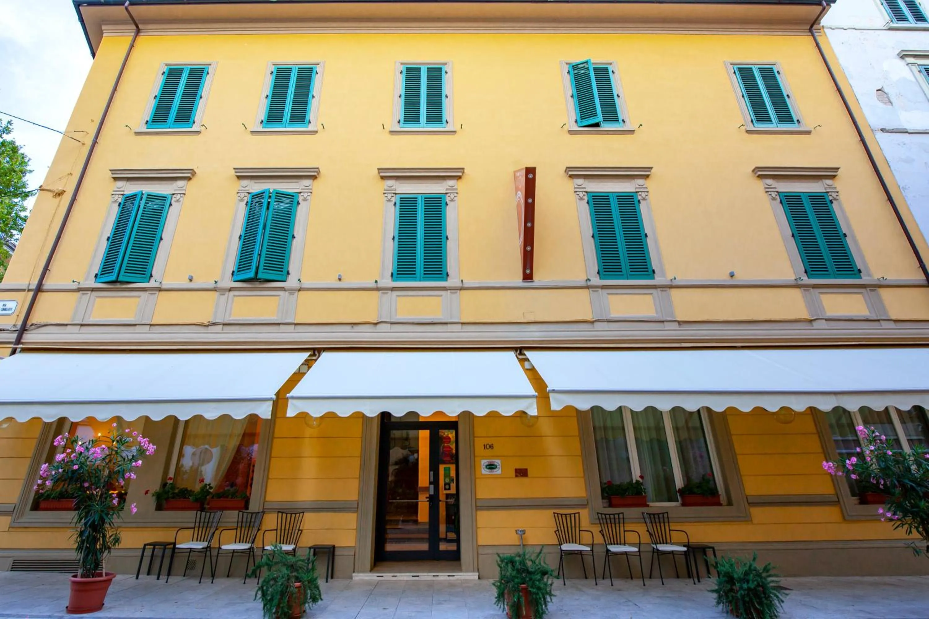 Facade/entrance in SmArt Hotel Bartolini