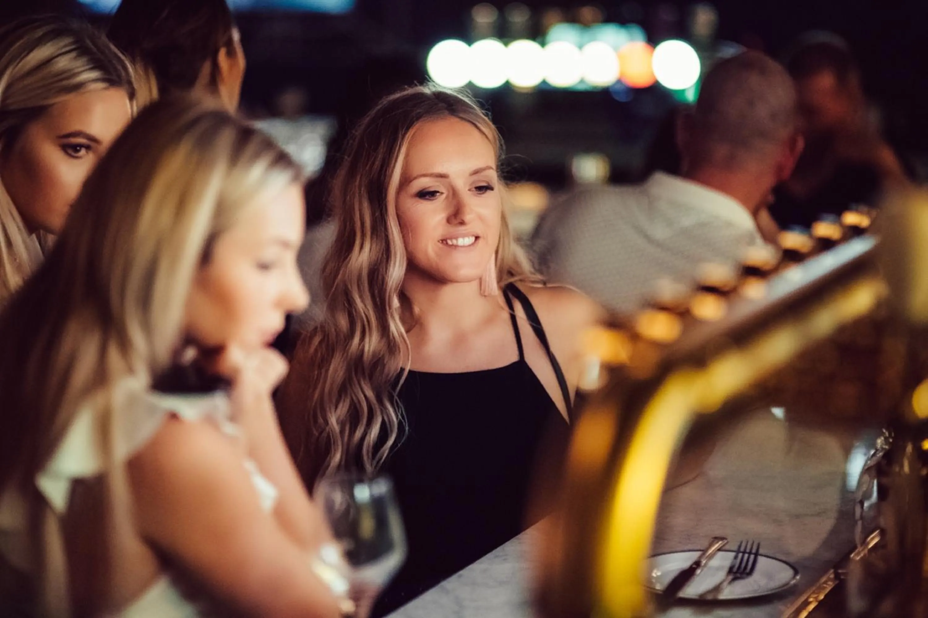 Lounge or bar in Crowne Plaza Muscat OCEC by IHG