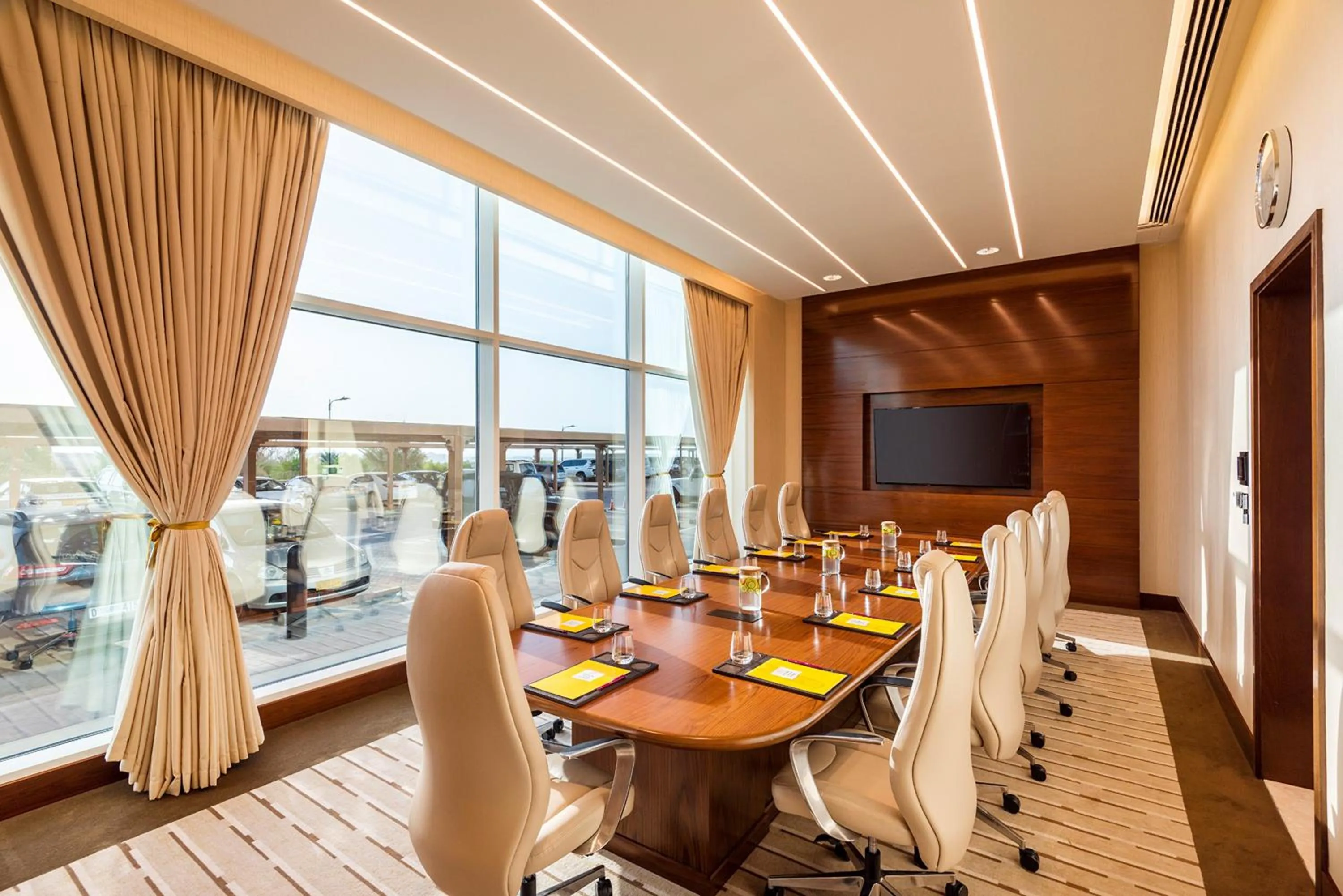 Meeting/conference room in Crowne Plaza Muscat OCEC by IHG