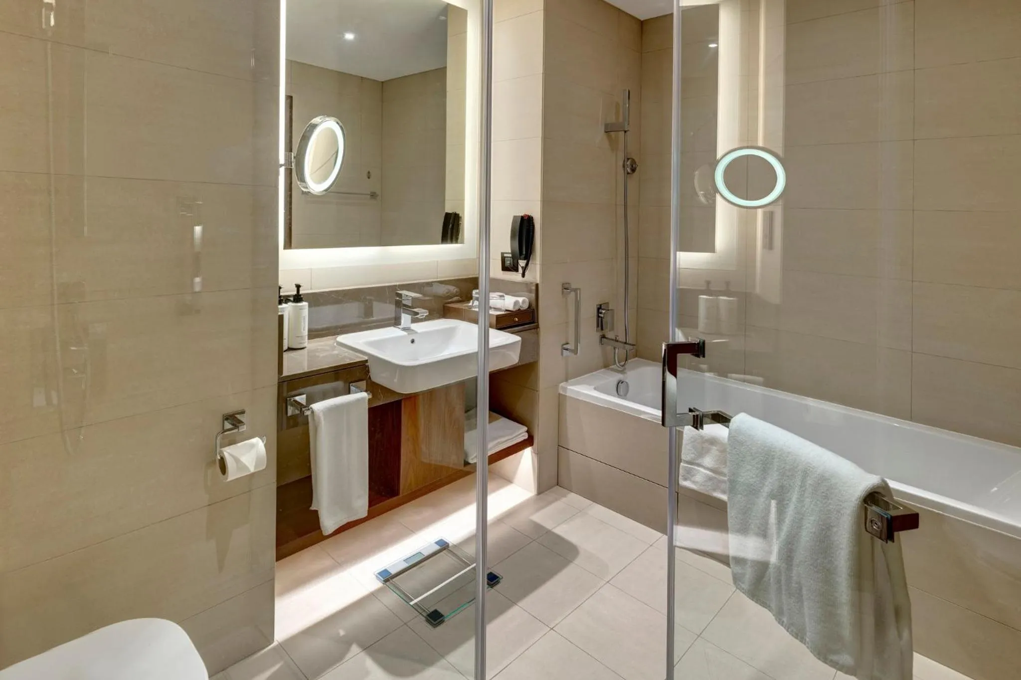 Bathroom, Bed in Crowne Plaza Muscat OCEC by IHG