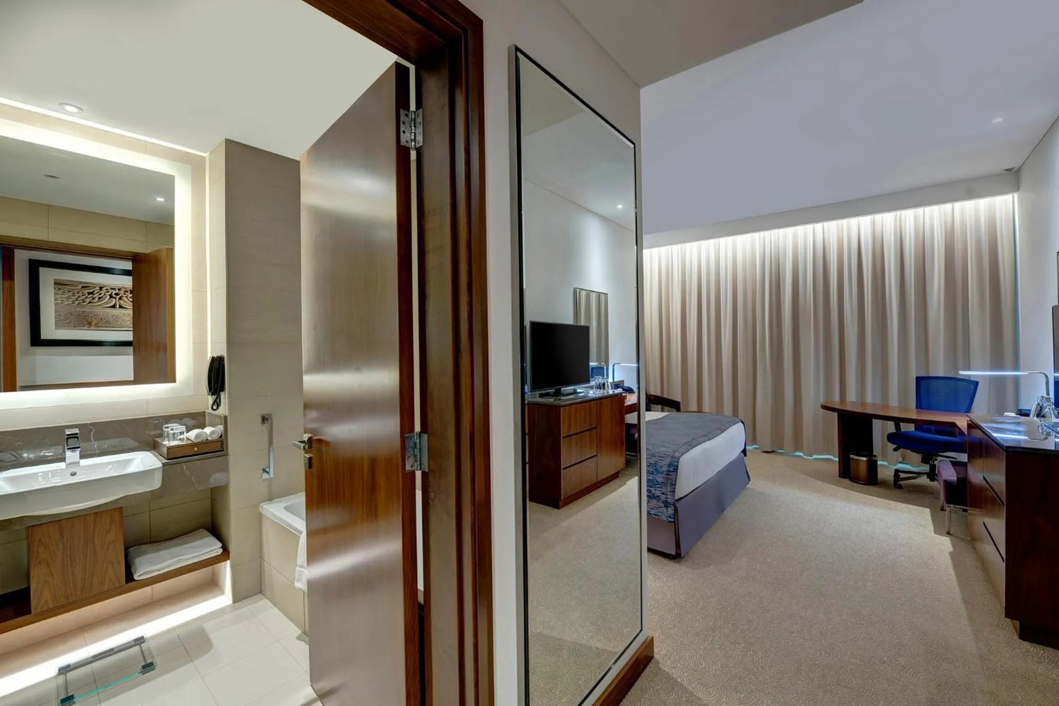 Photo of the whole room, Bed in Crowne Plaza Muscat OCEC by IHG