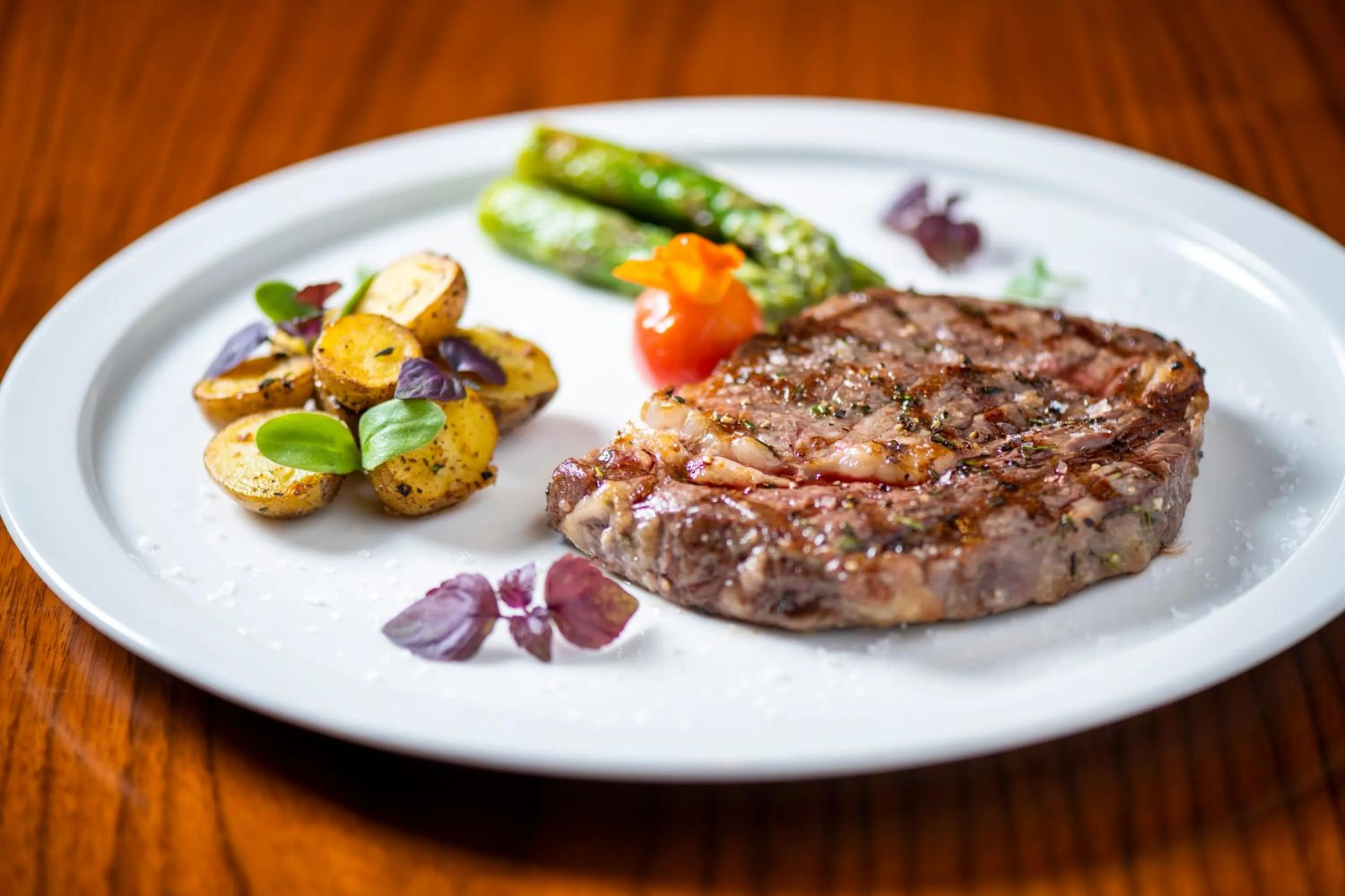 Restaurant/places to eat in Crowne Plaza Muscat OCEC by IHG