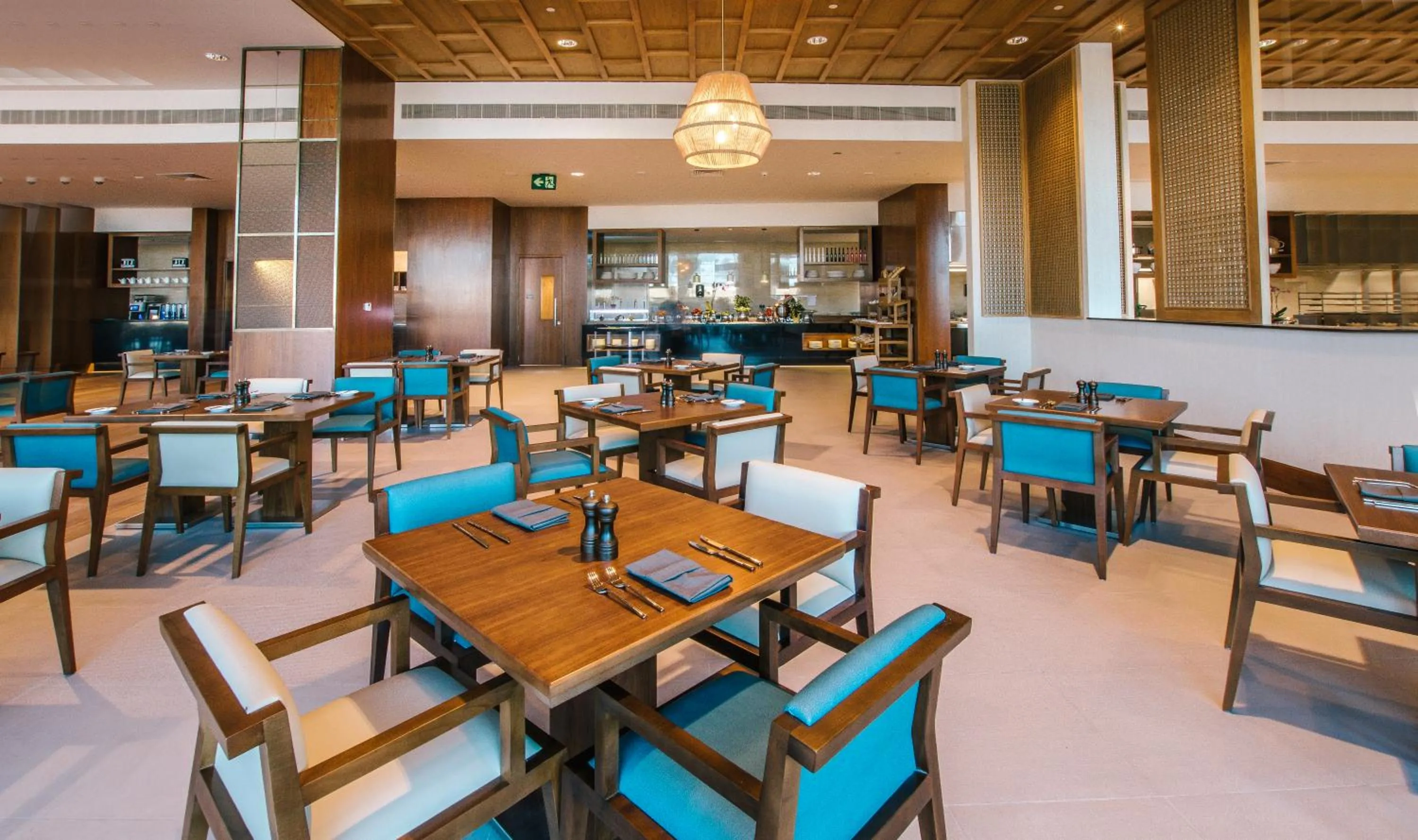 Restaurant/places to eat in Crowne Plaza Muscat OCEC by IHG
