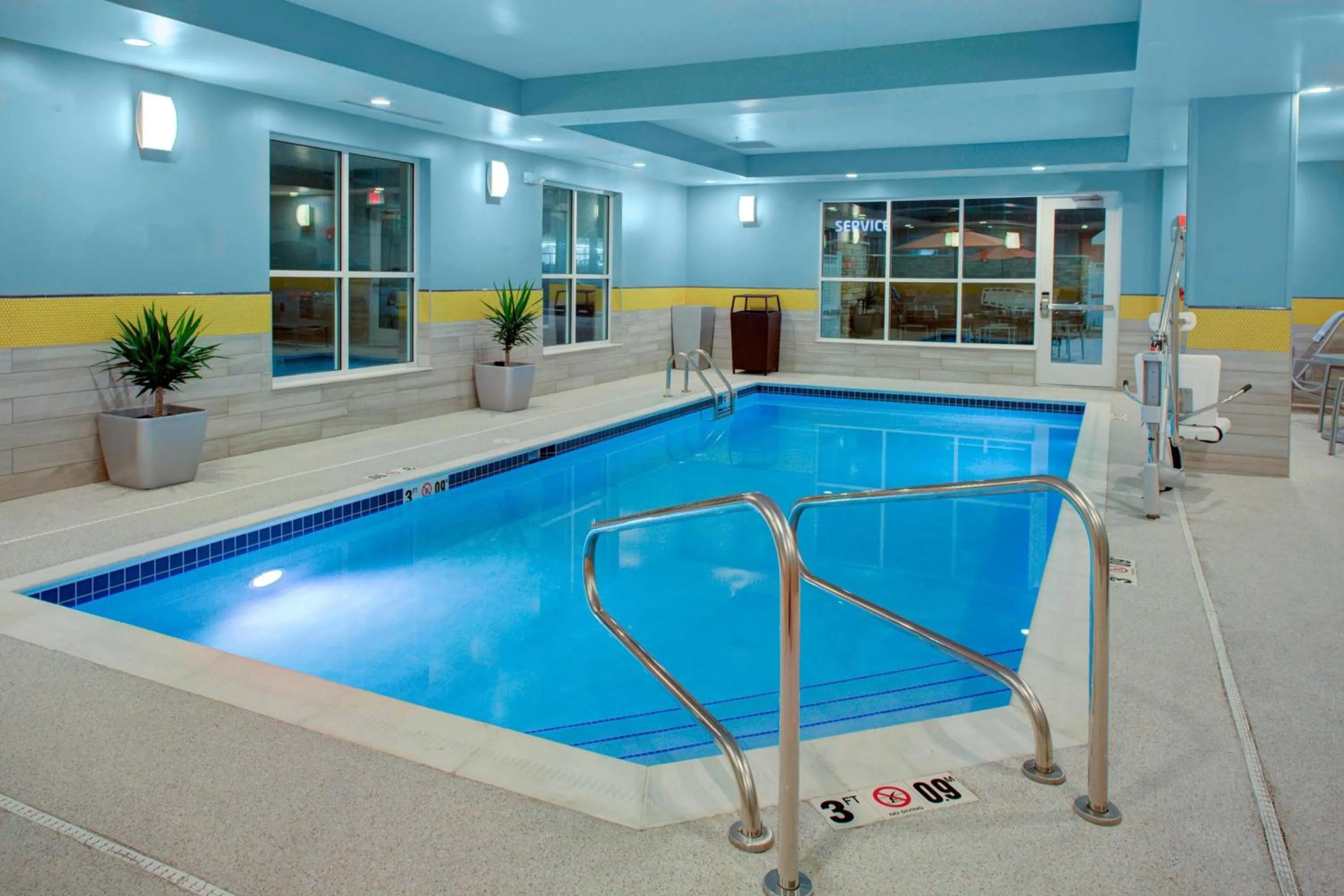 Swimming pool in TownePlace Suites by Marriott Parkersburg