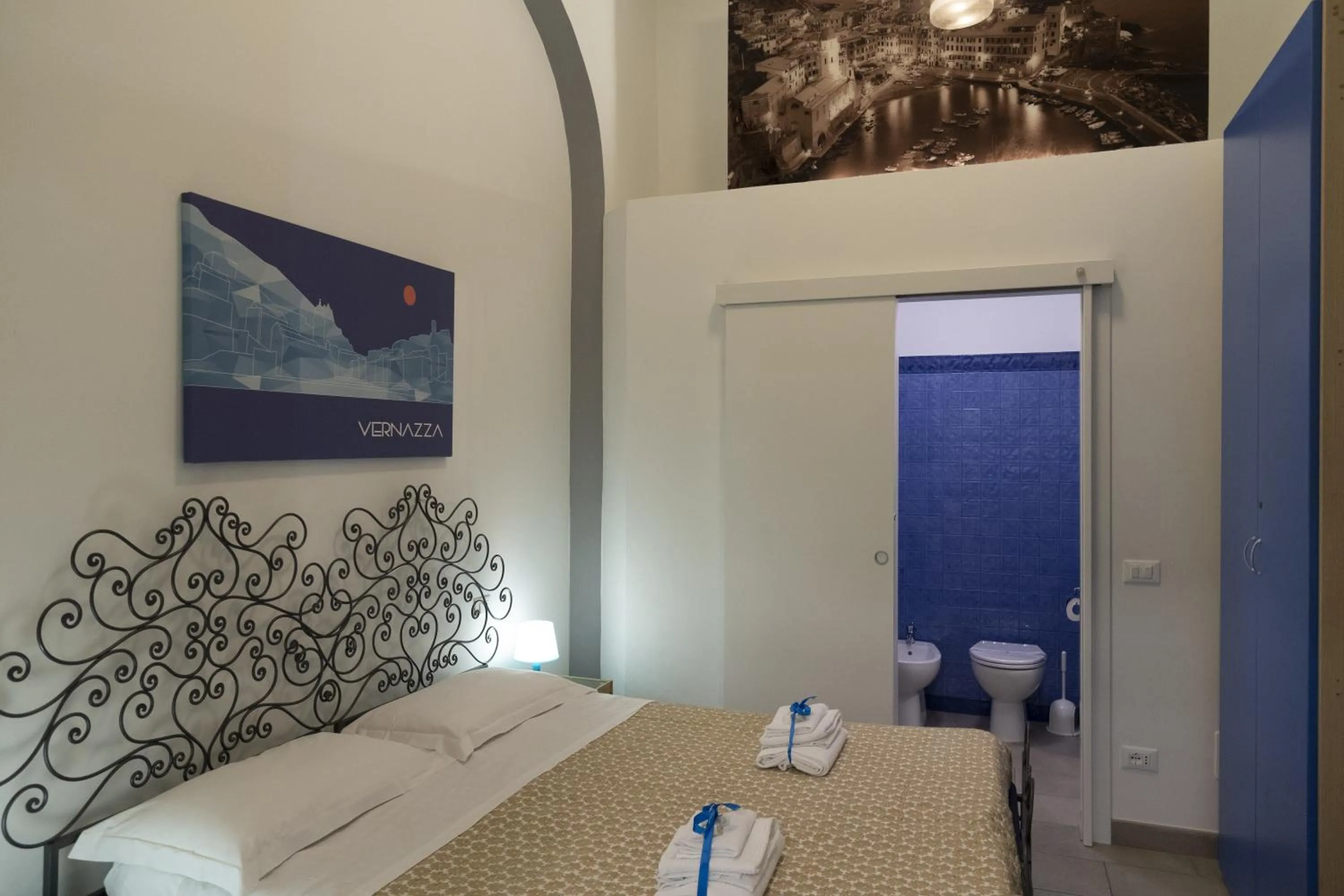 Bathroom, Bed in Affittacamere del Golfo e delle 5 Terre