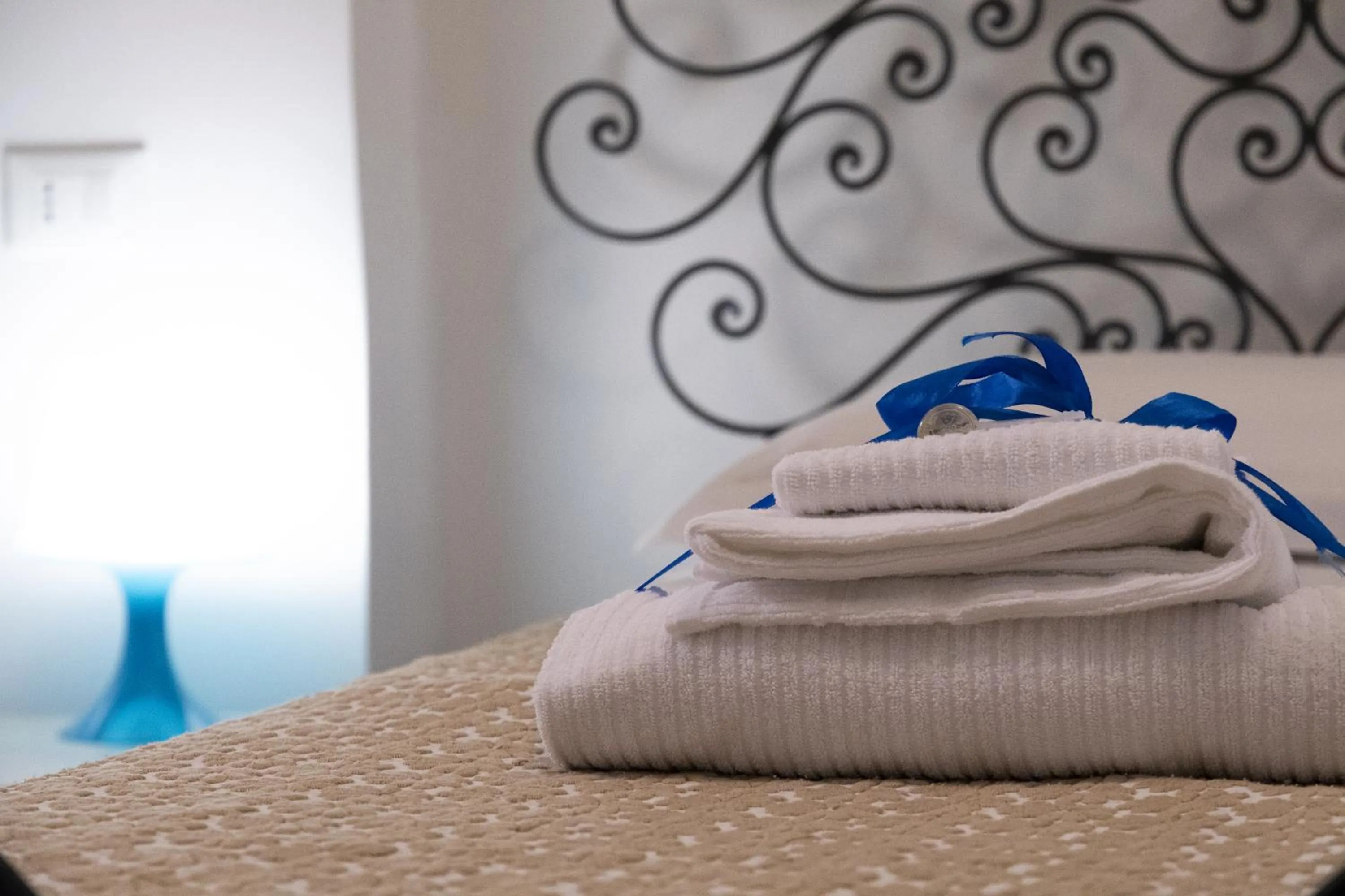 Decorative detail, Bed in Affittacamere del Golfo e delle 5 Terre