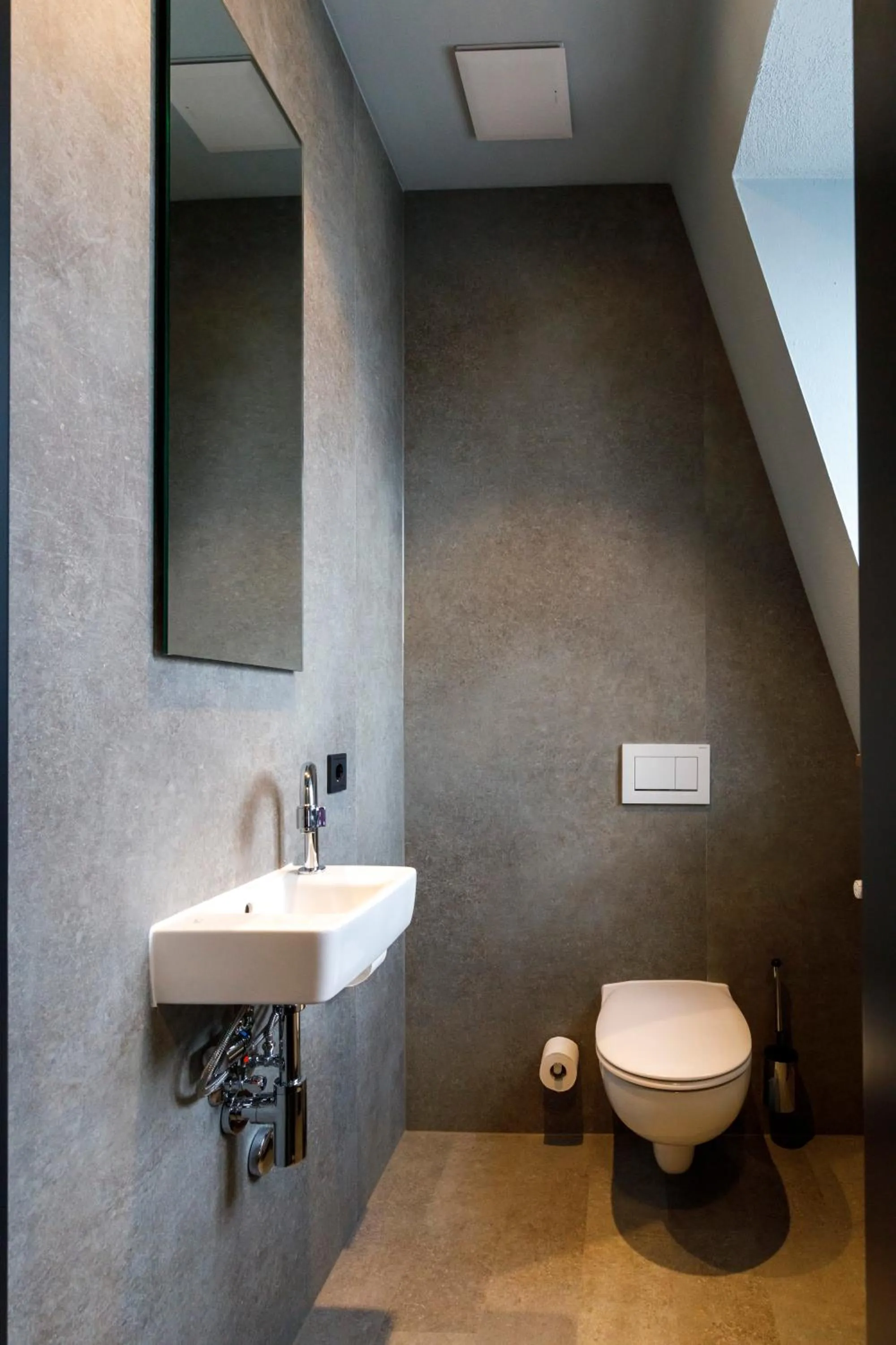 Toilet in Youth Hostel Würzburg