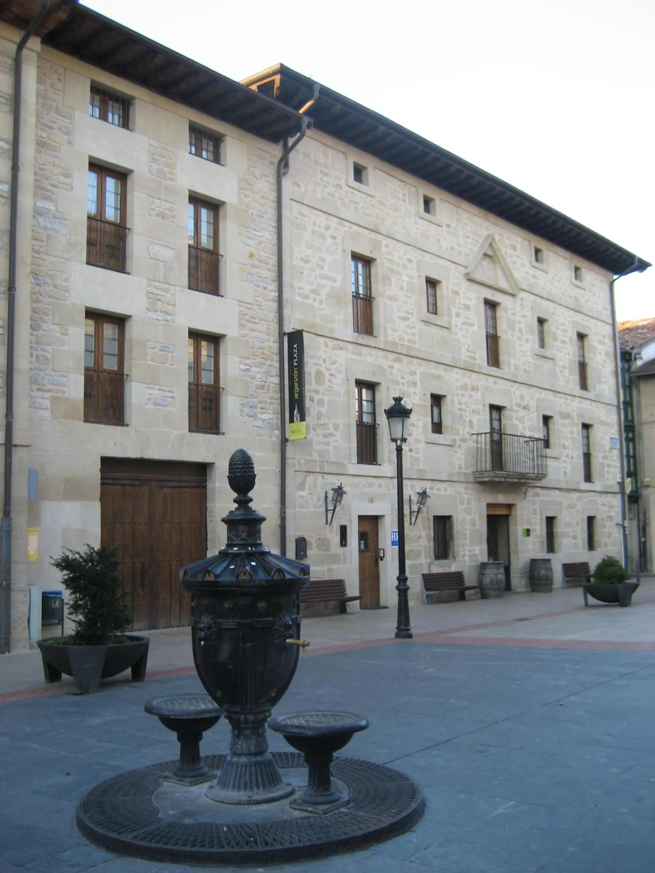Facade/entrance in Arganzón Plaza