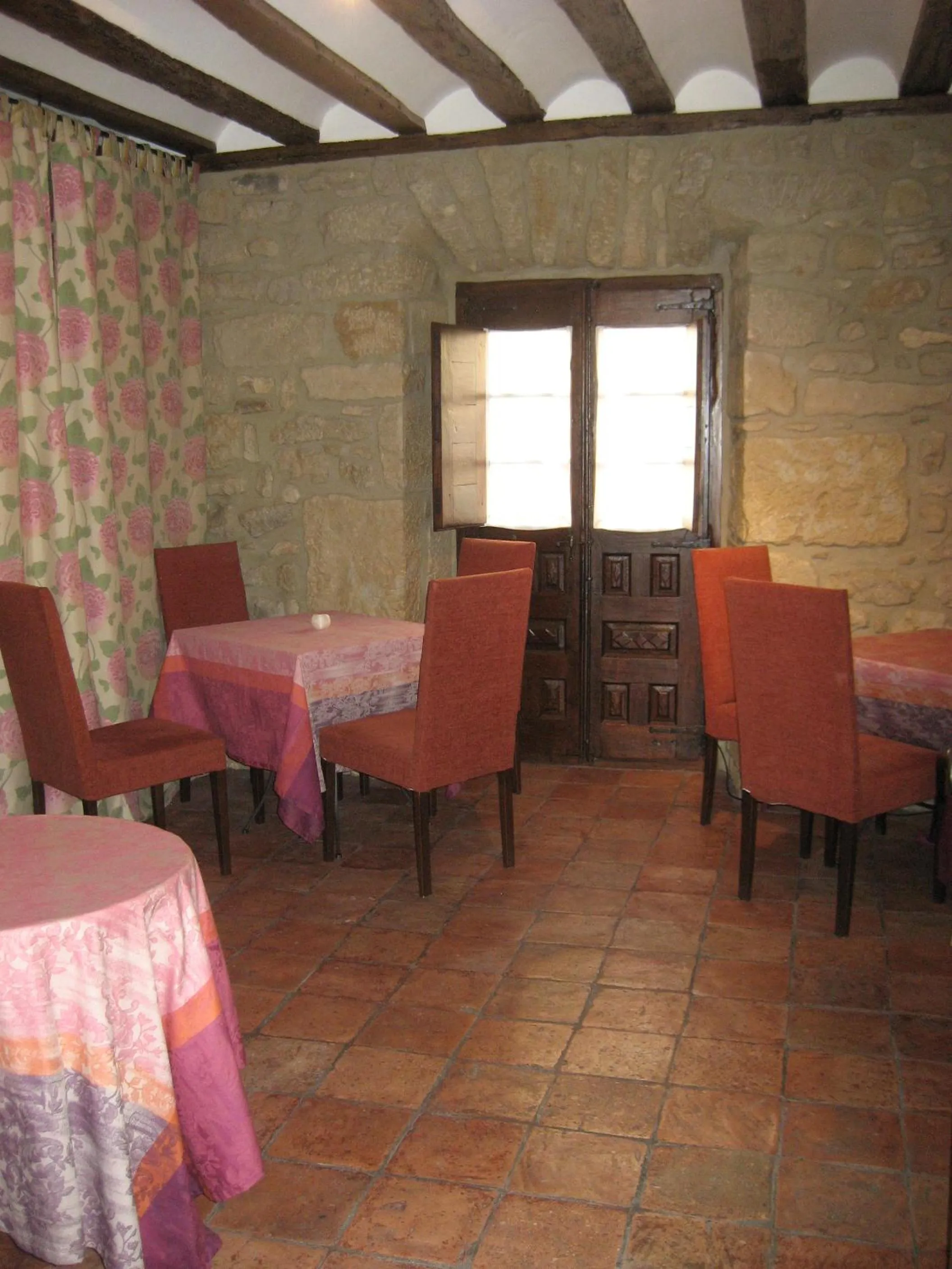 Communal lounge/ TV room in Arganzón Plaza