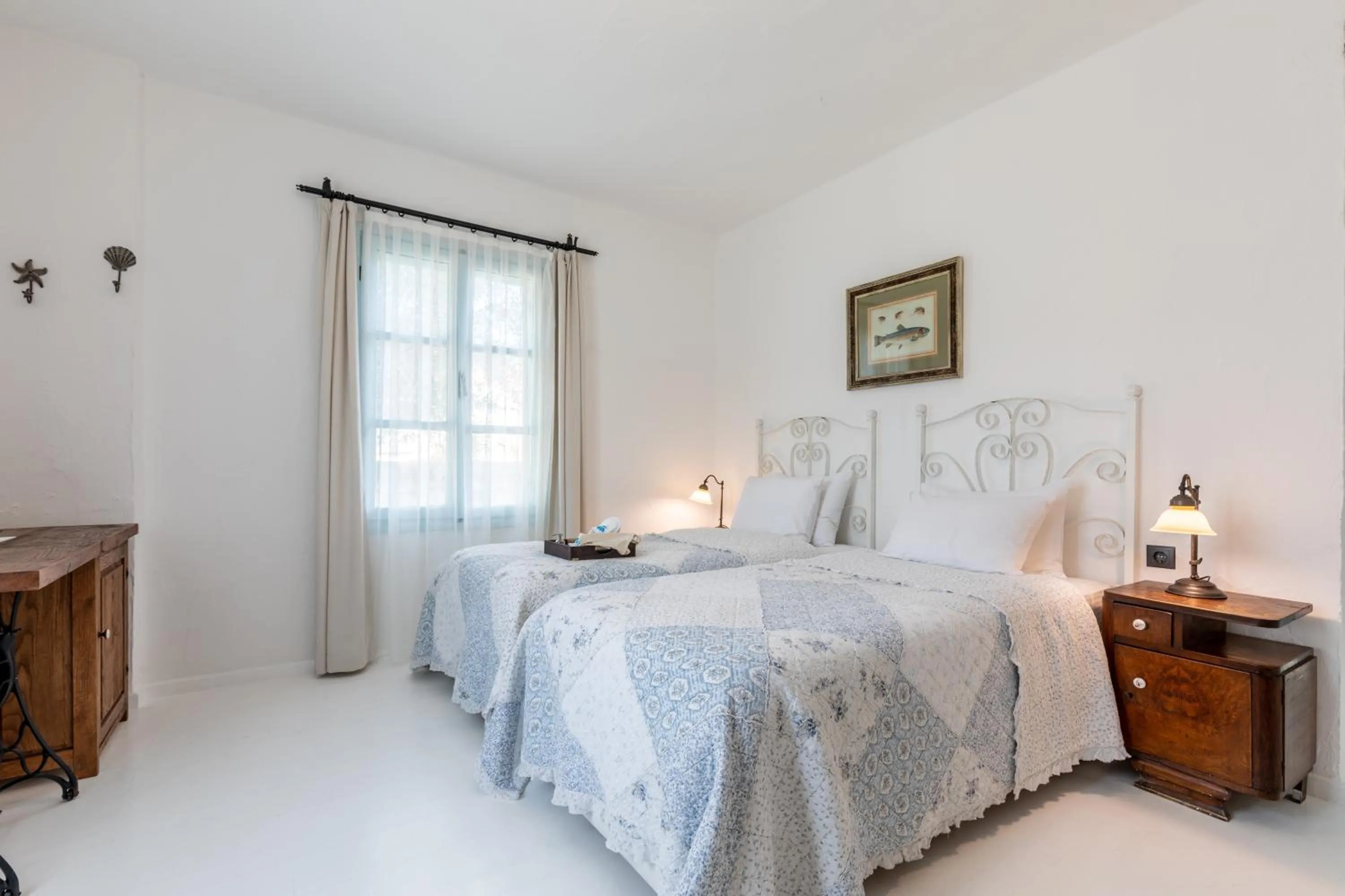 Photo of the whole room, Bed in Deniz Kabugu Hotel