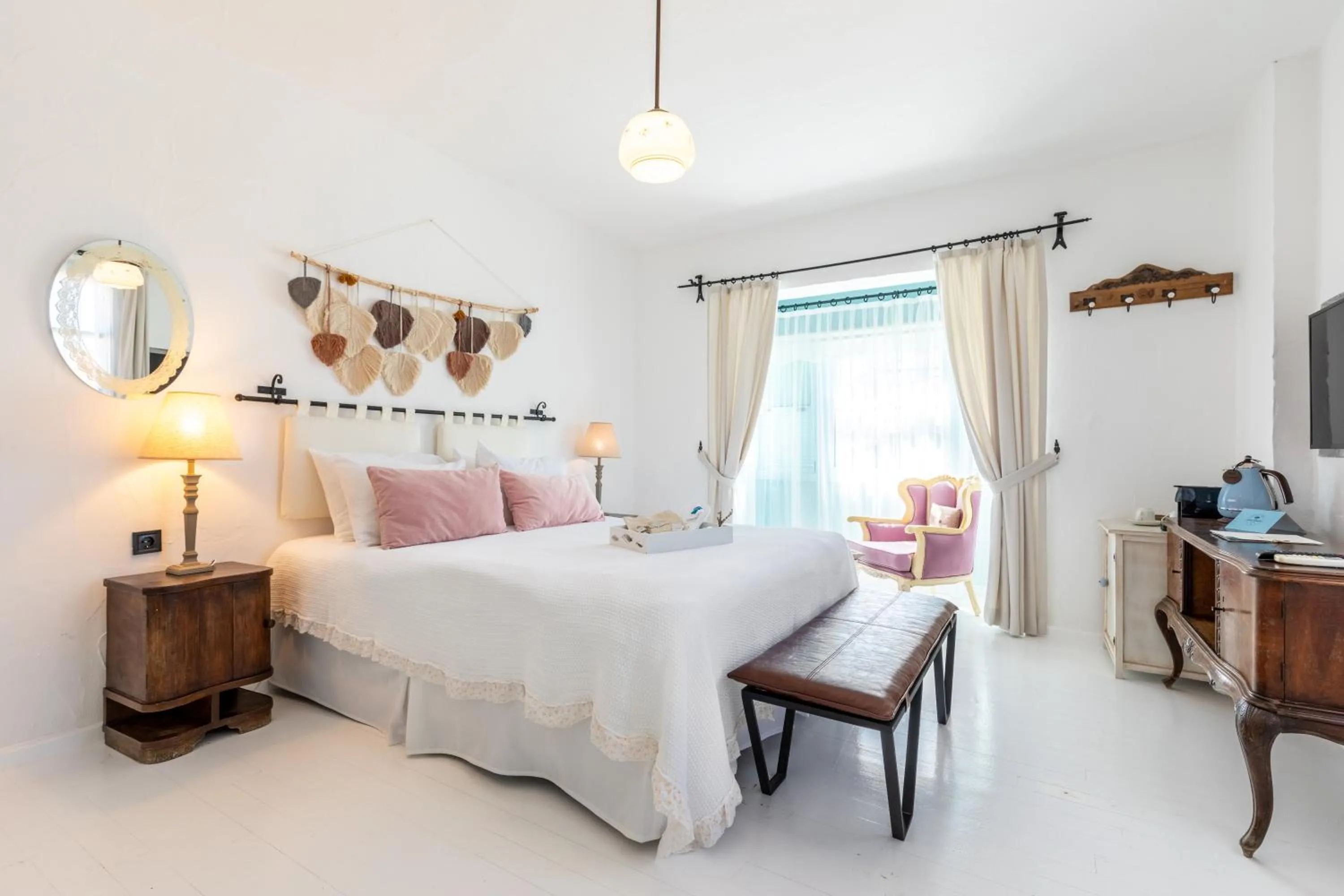 Photo of the whole room, Bed in Deniz Kabugu Hotel