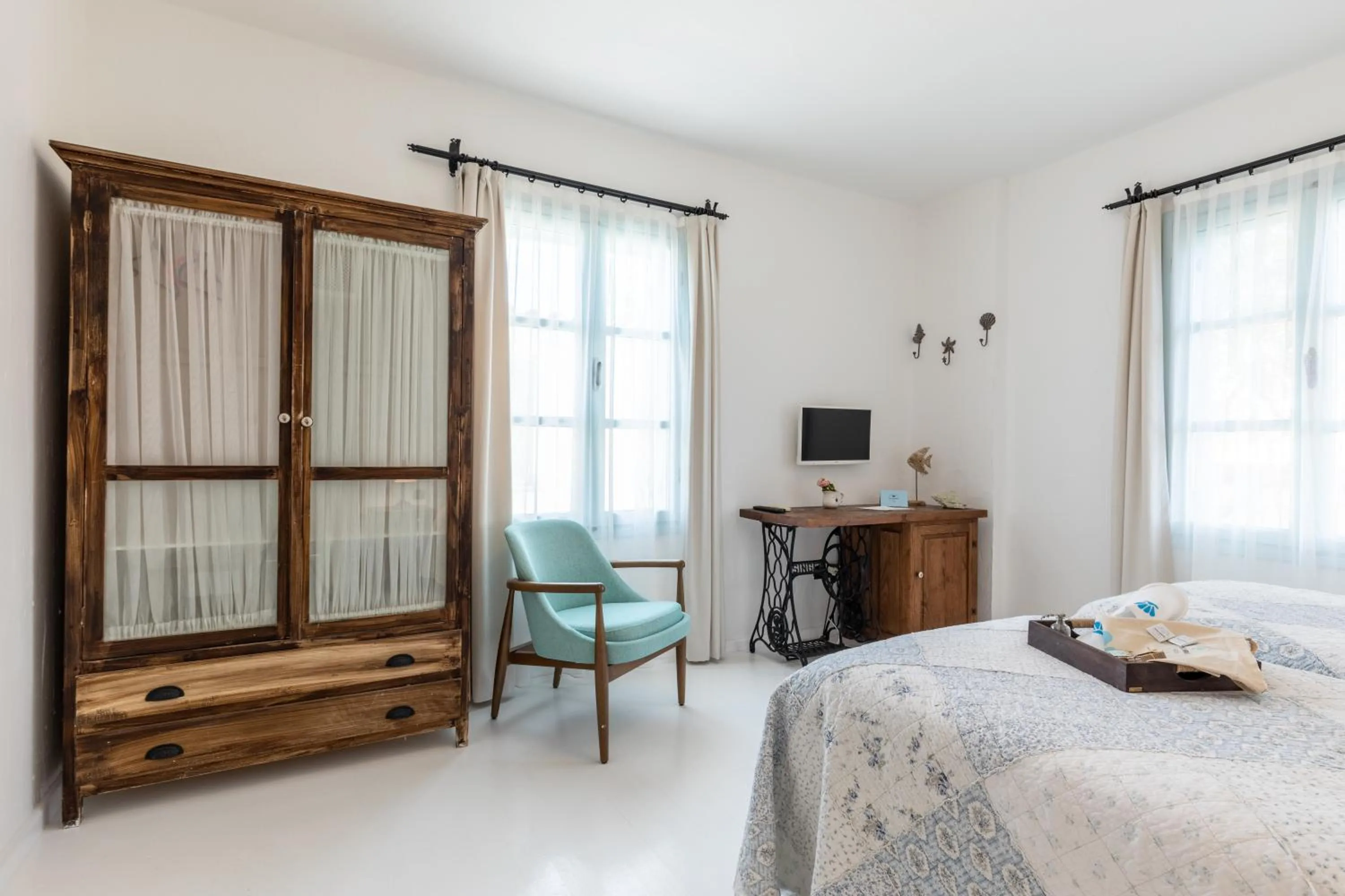 Photo of the whole room, Bed in Deniz Kabugu Hotel