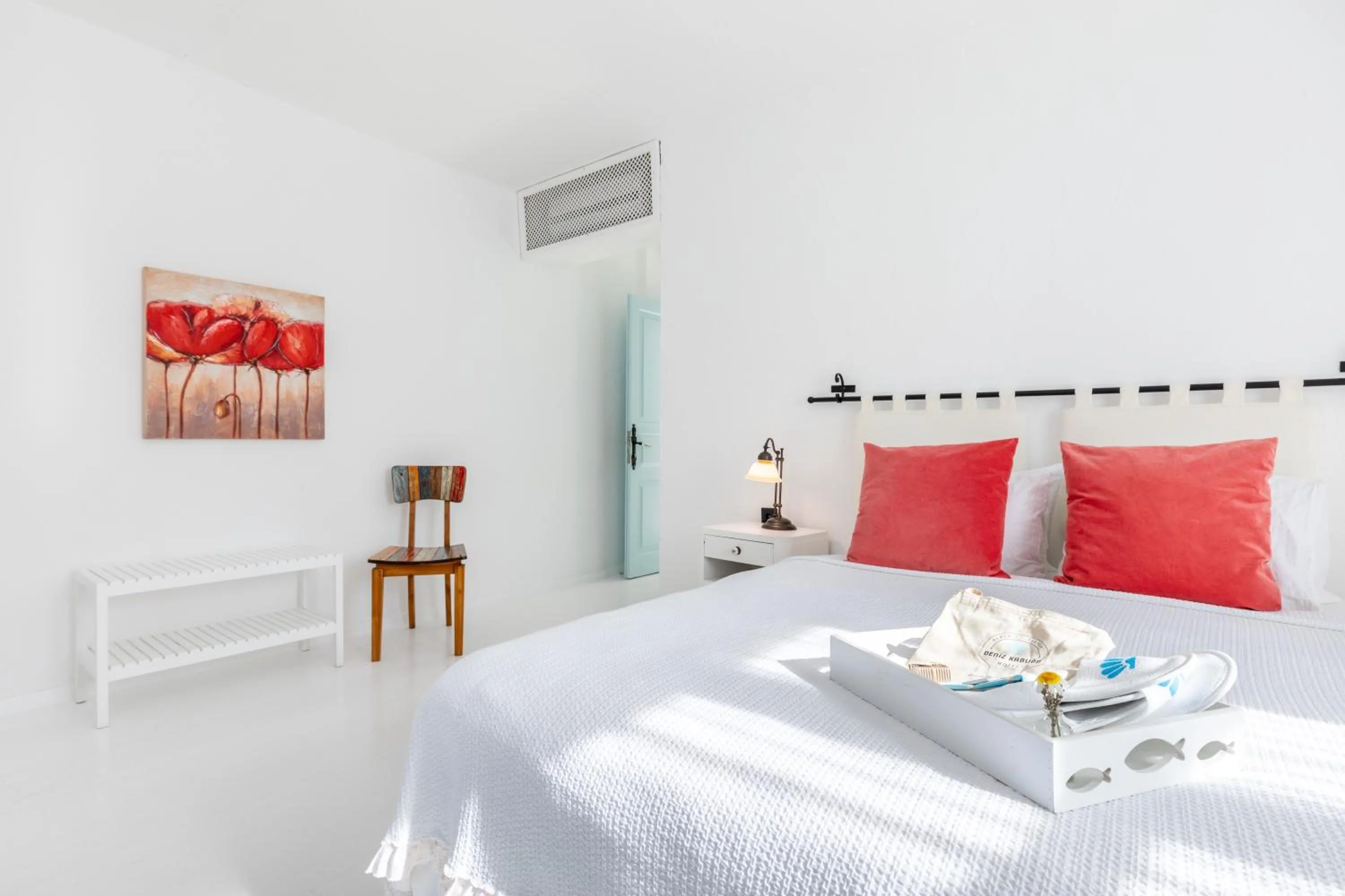 Photo of the whole room, Bed in Deniz Kabugu Hotel