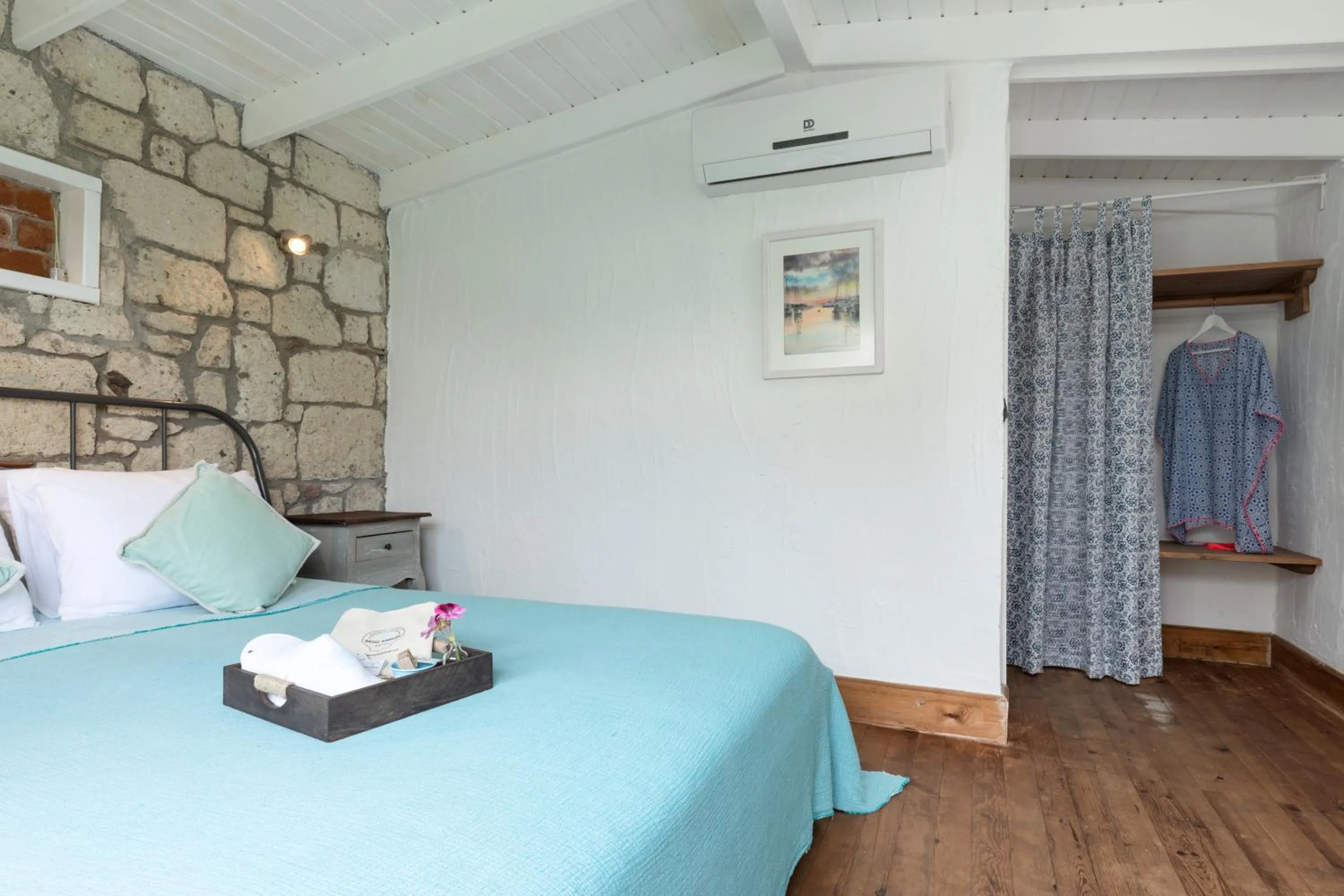 Photo of the whole room, Bed in Deniz Kabugu Hotel