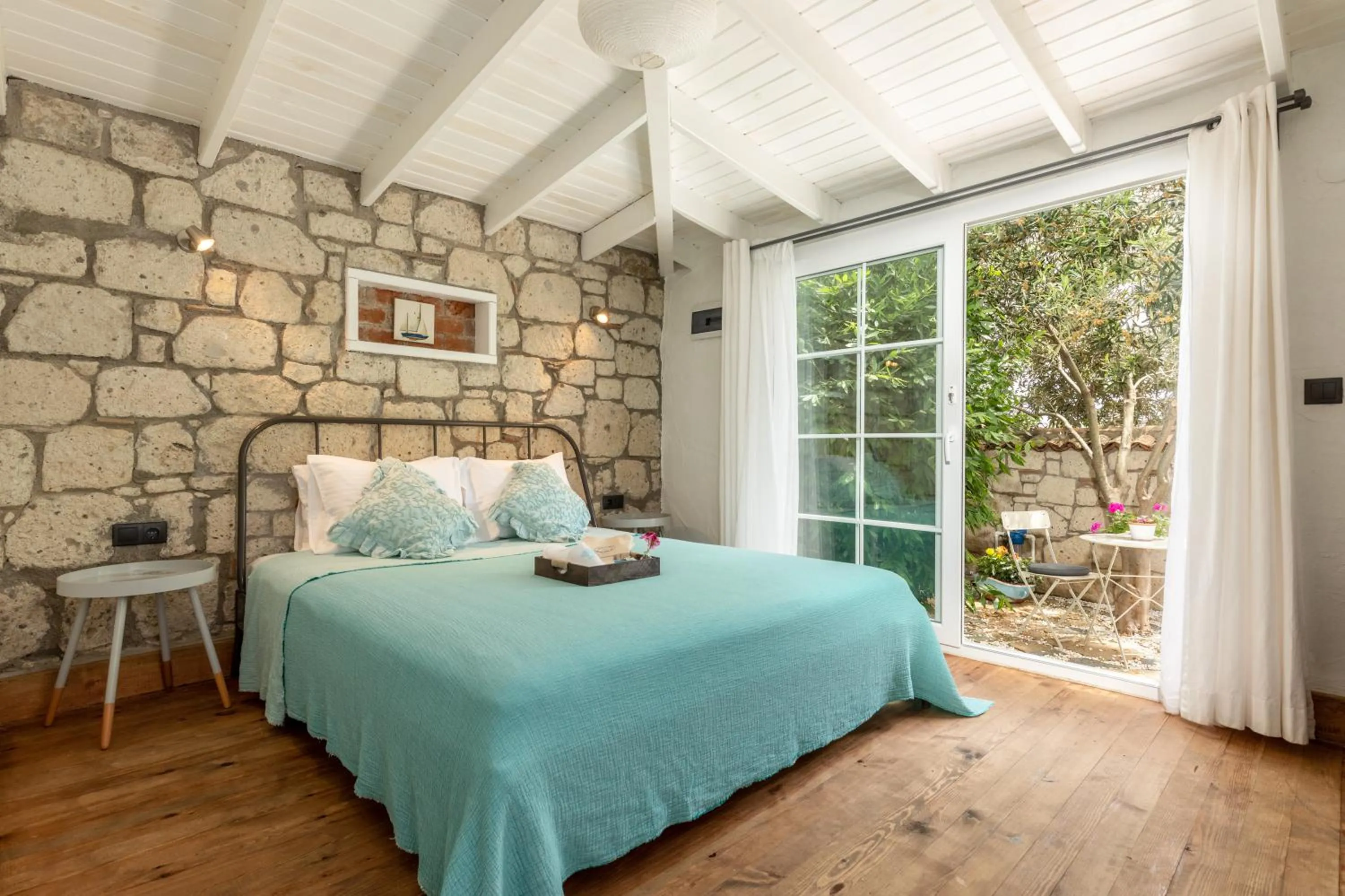 Photo of the whole room, Bed in Deniz Kabugu Hotel