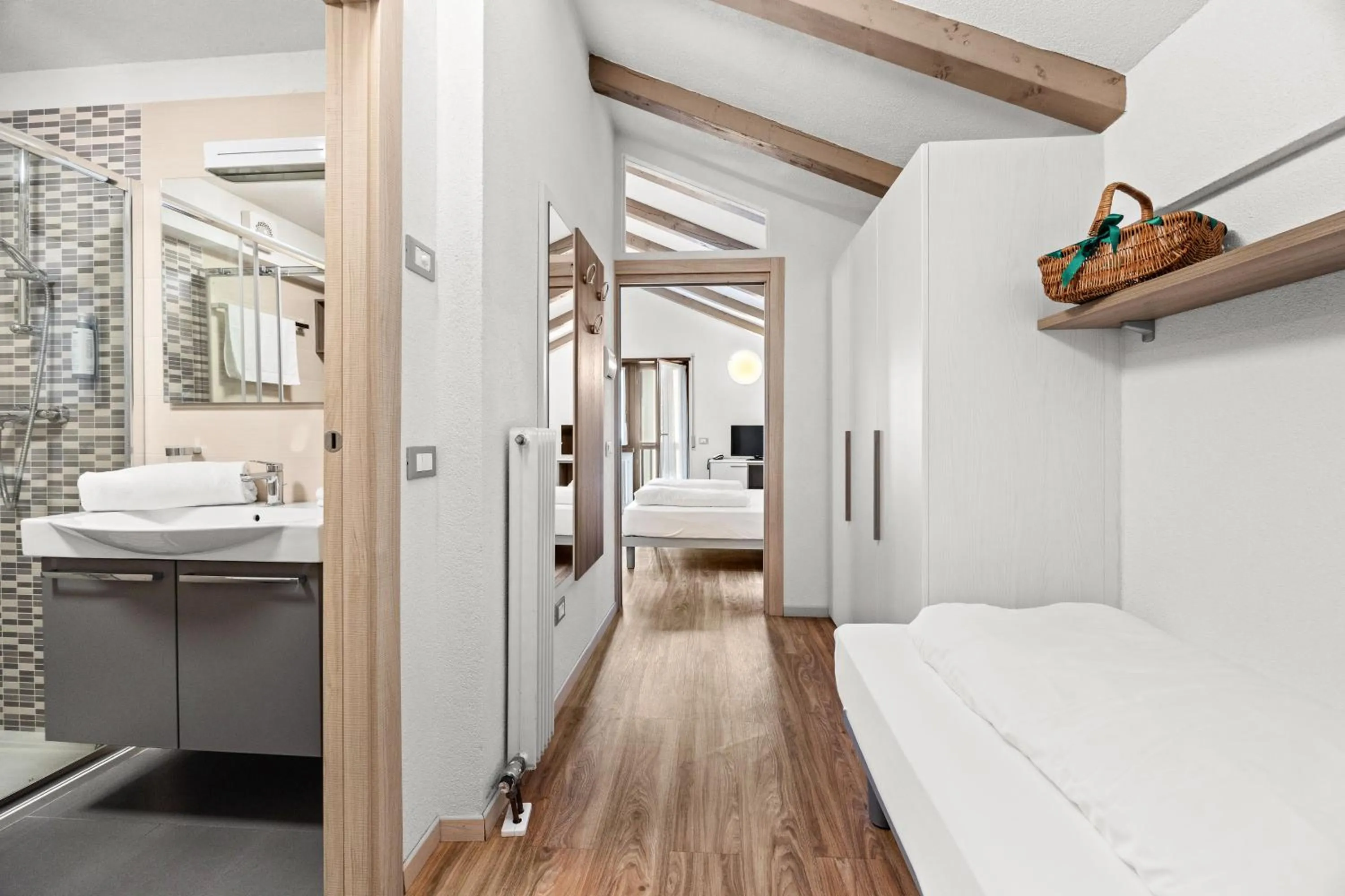 Shower, Bed in Aparthotel Des Alpes