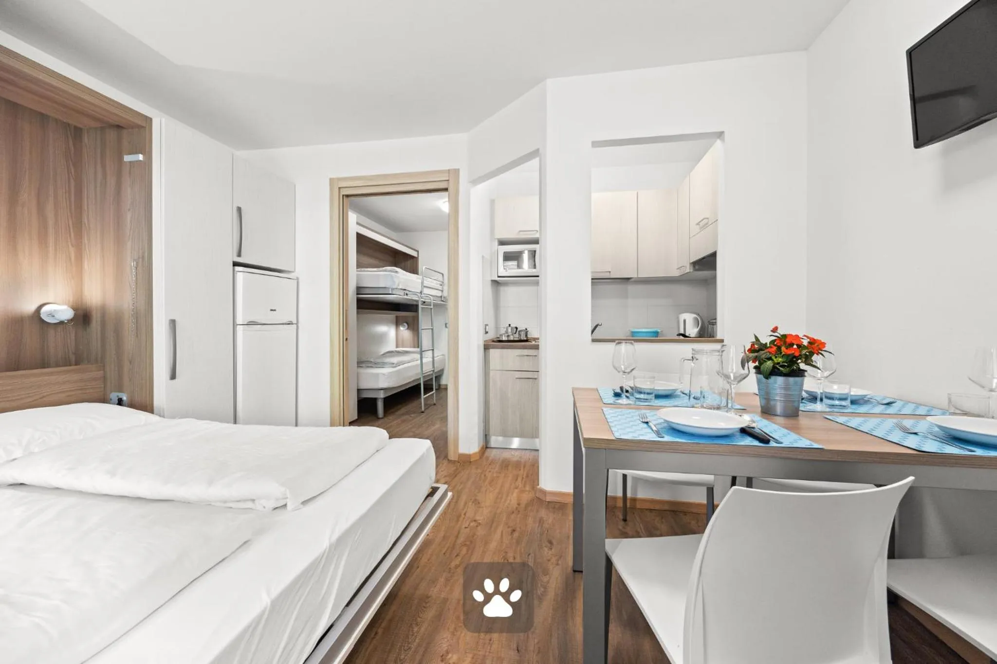 Kitchen or kitchenette, Bed in Aparthotel Des Alpes