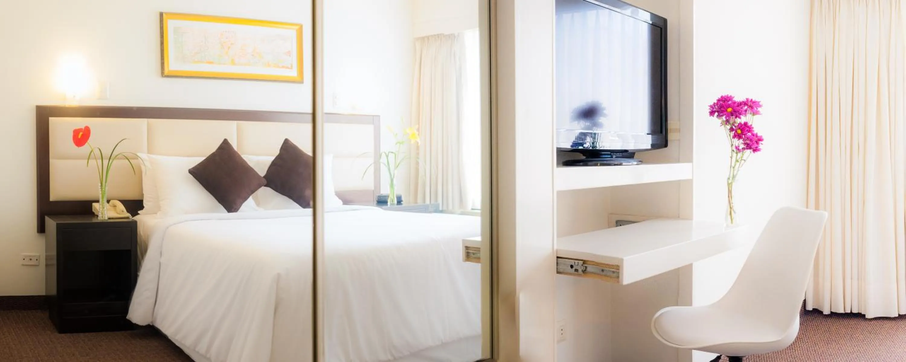 Bed in Roosevelt Hotel & Suites