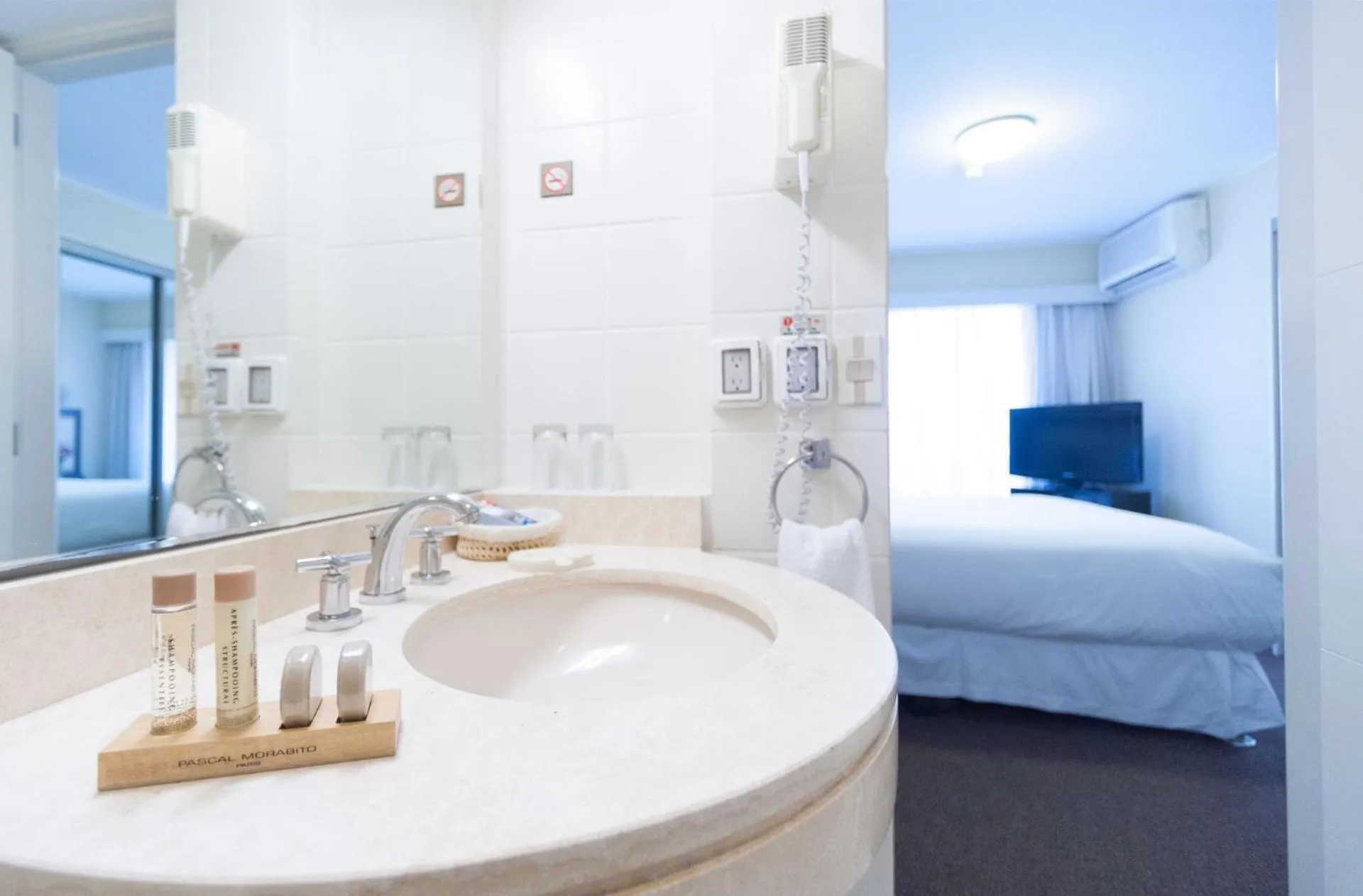 Bathroom, Bed in Roosevelt Hotel & Suites