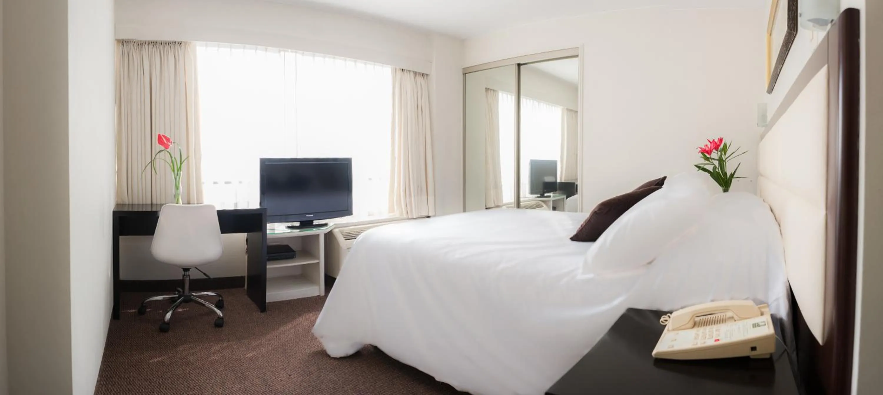 Bed in Roosevelt Hotel & Suites