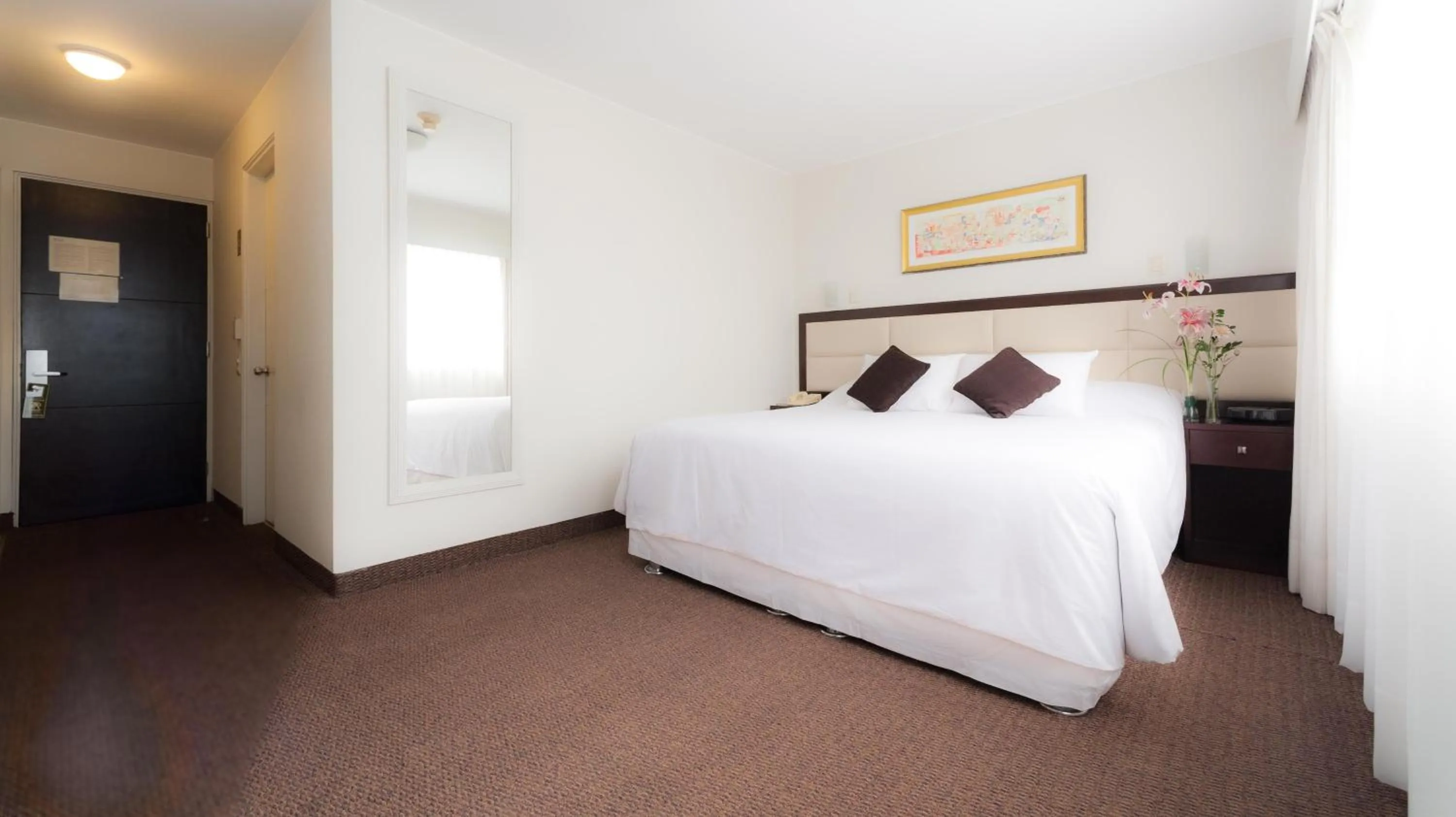 Photo of the whole room, Bed in Roosevelt Hotel & Suites