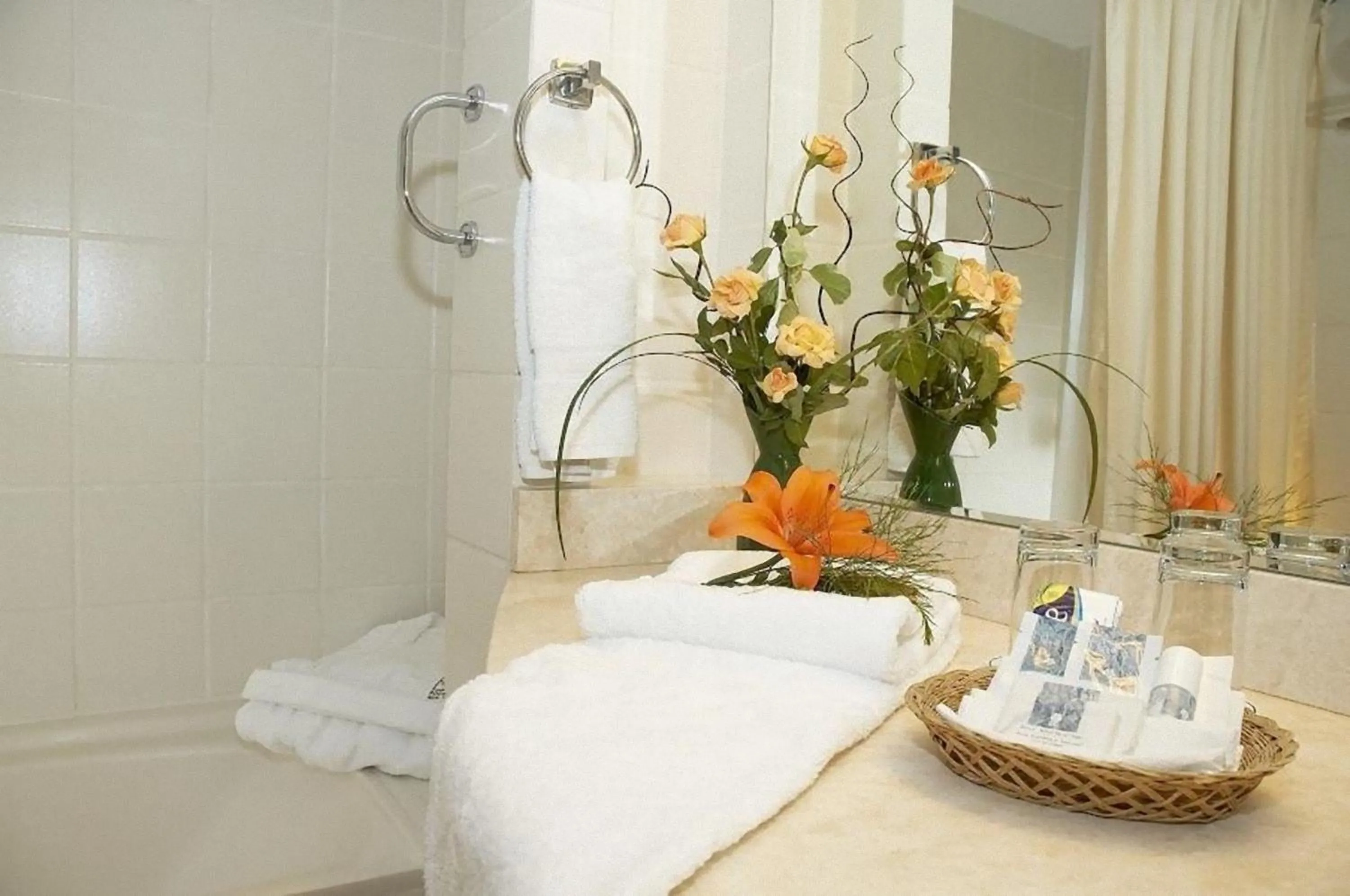 Bathroom, Bed in Roosevelt Hotel & Suites