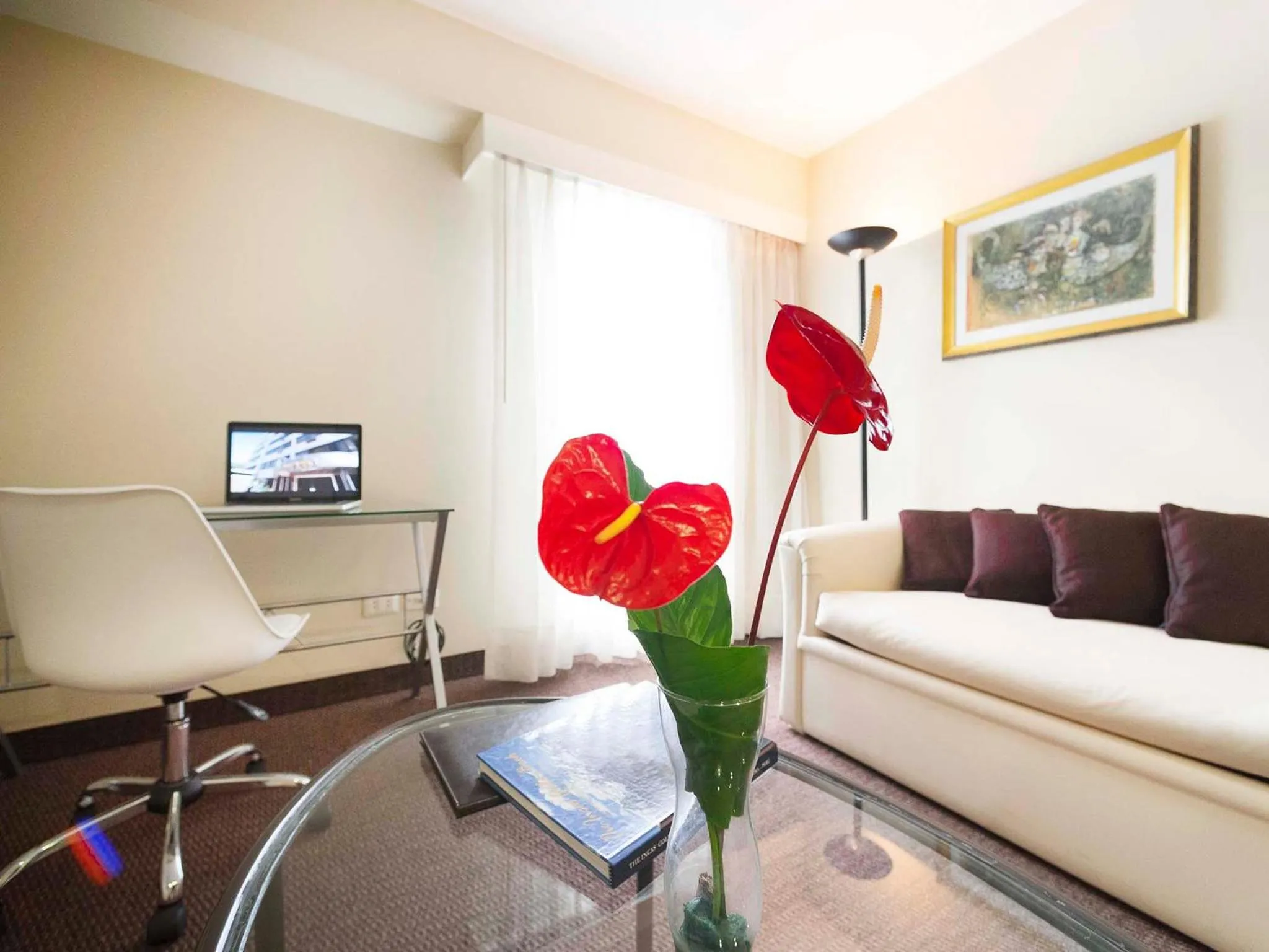 Living room in Roosevelt Hotel & Suites