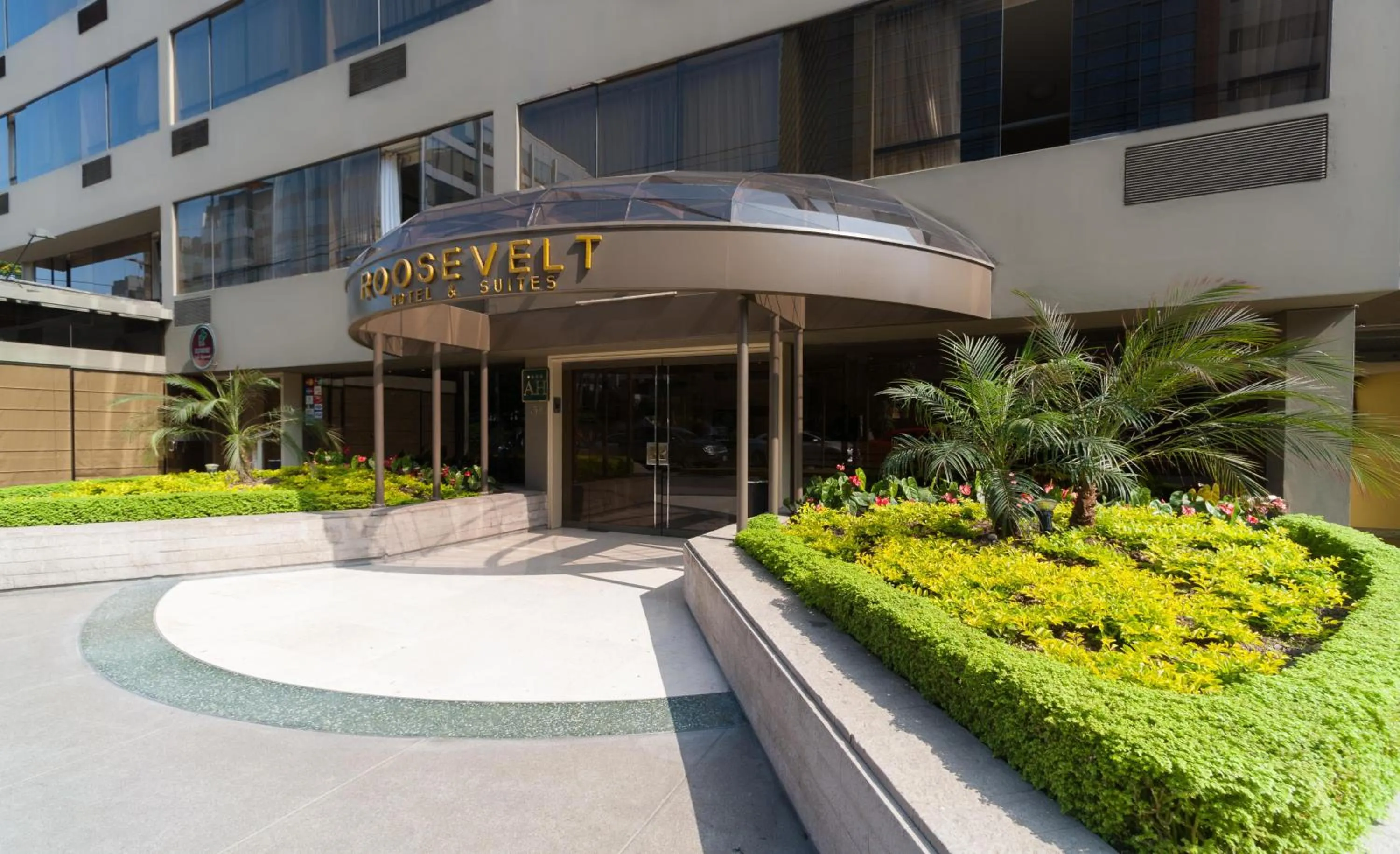 Facade/entrance in Roosevelt Hotel & Suites
