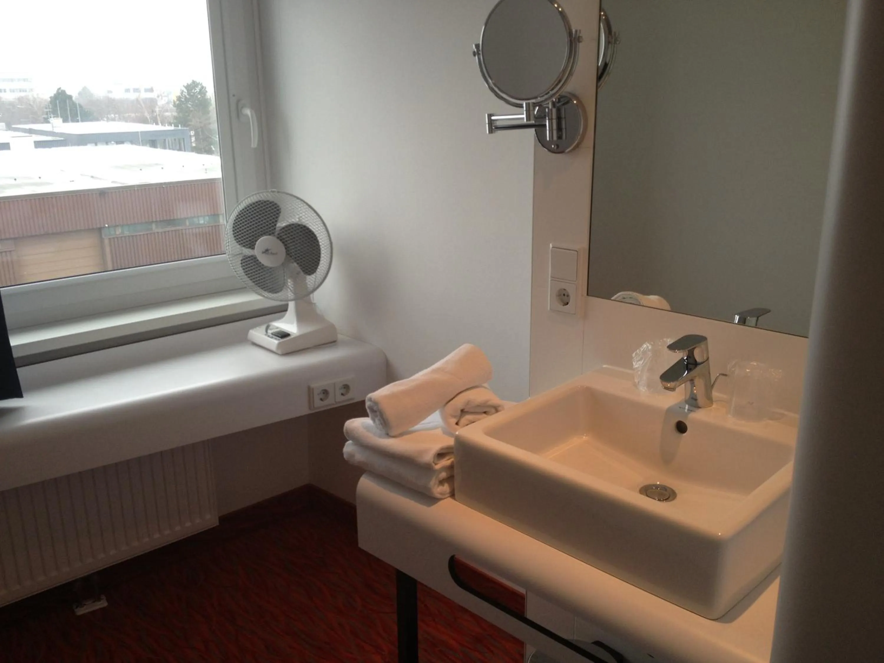 Bathroom in HB1 Budget Hotel - contactless check in