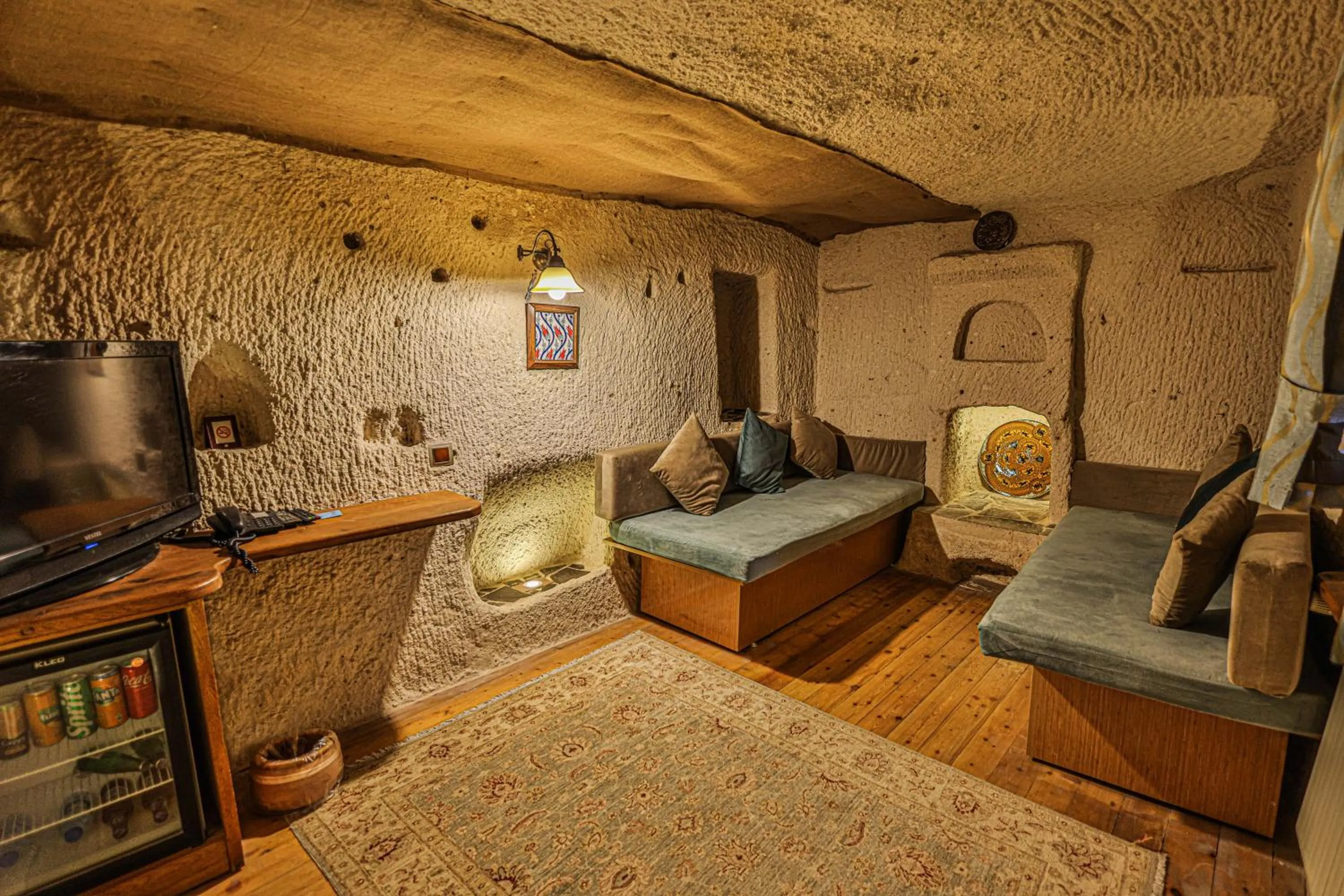 TV and multimedia in La Casa Cave Hotel